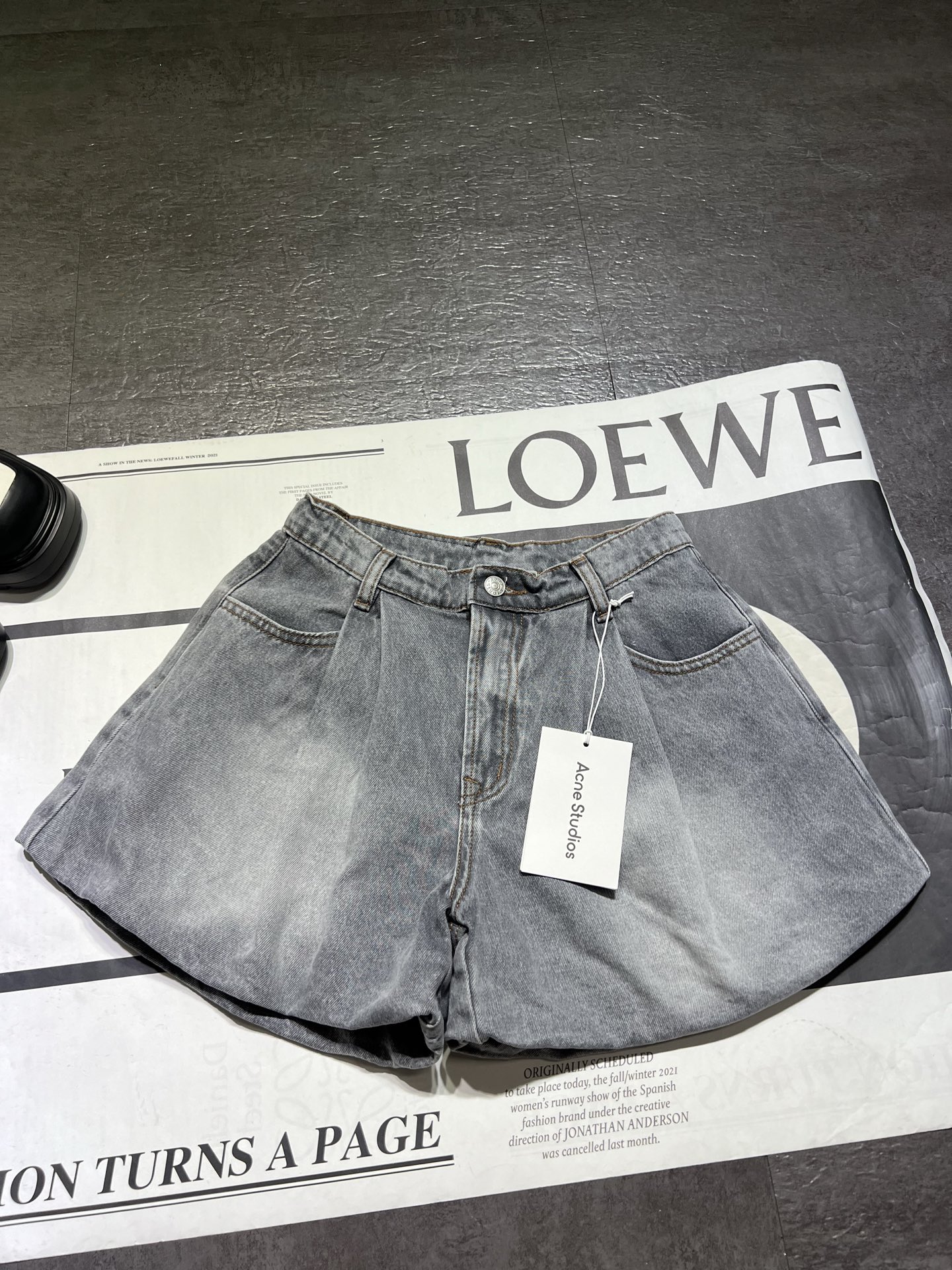 Acne Studios Lightweight Cowboy Shorts for Women: Recreational Design in Old Smoke Gray