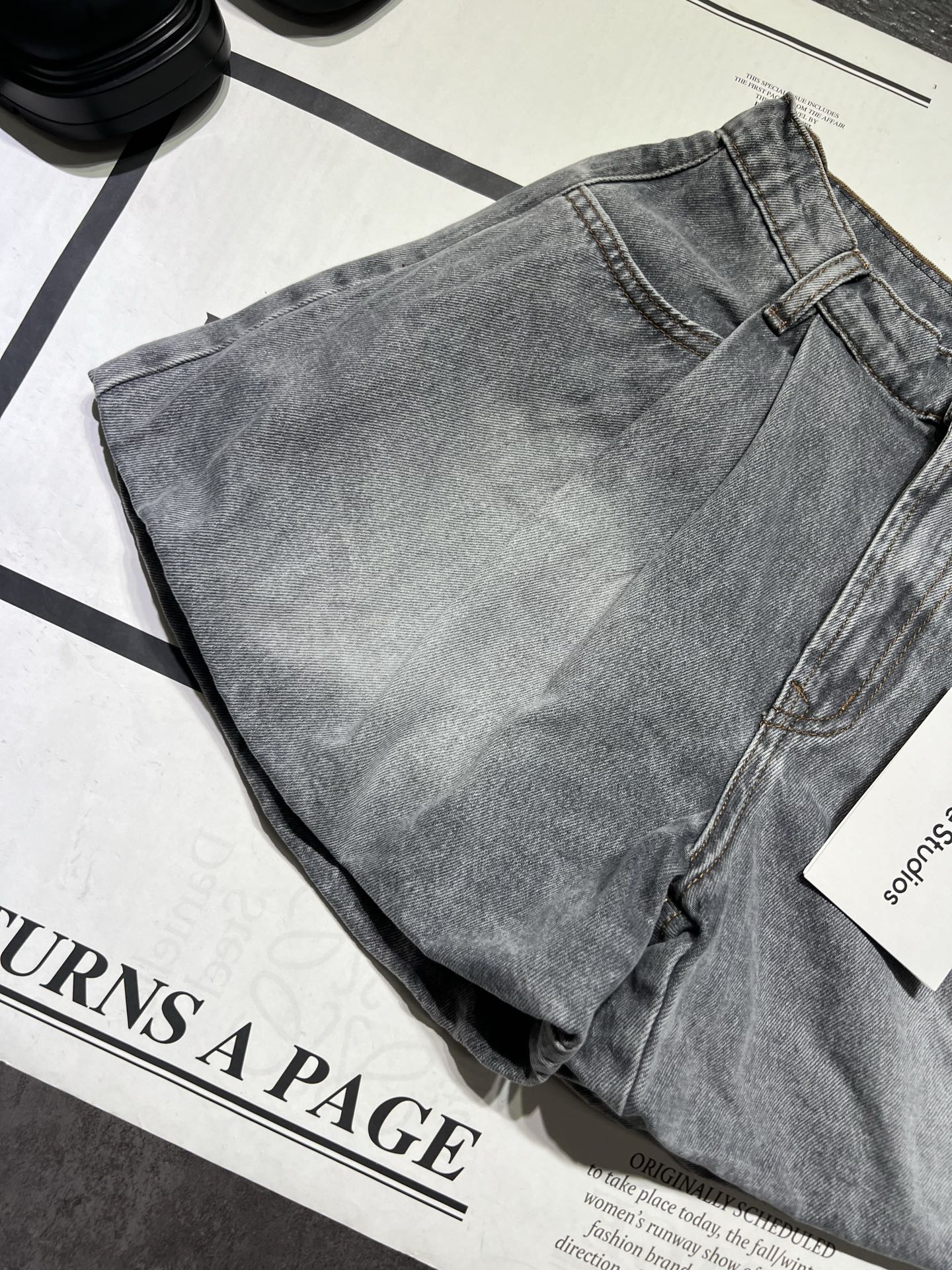 Acne Studios Lightweight Cowboy Shorts for Women: Recreational Design in Old Smoke Gray - 图片 3