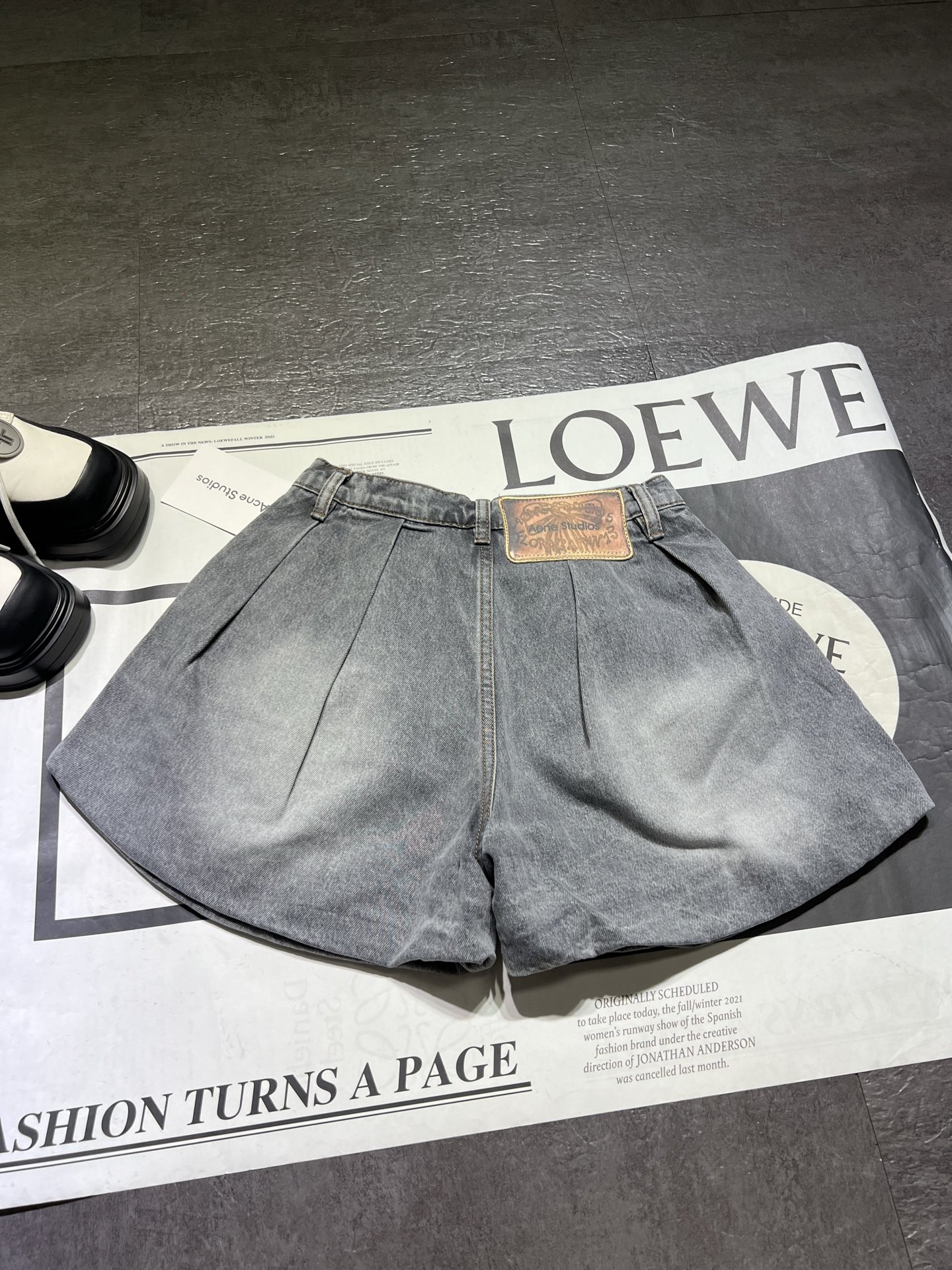 Acne Studios Lightweight Cowboy Shorts for Women: Recreational Design in Old Smoke Gray - 图片 4