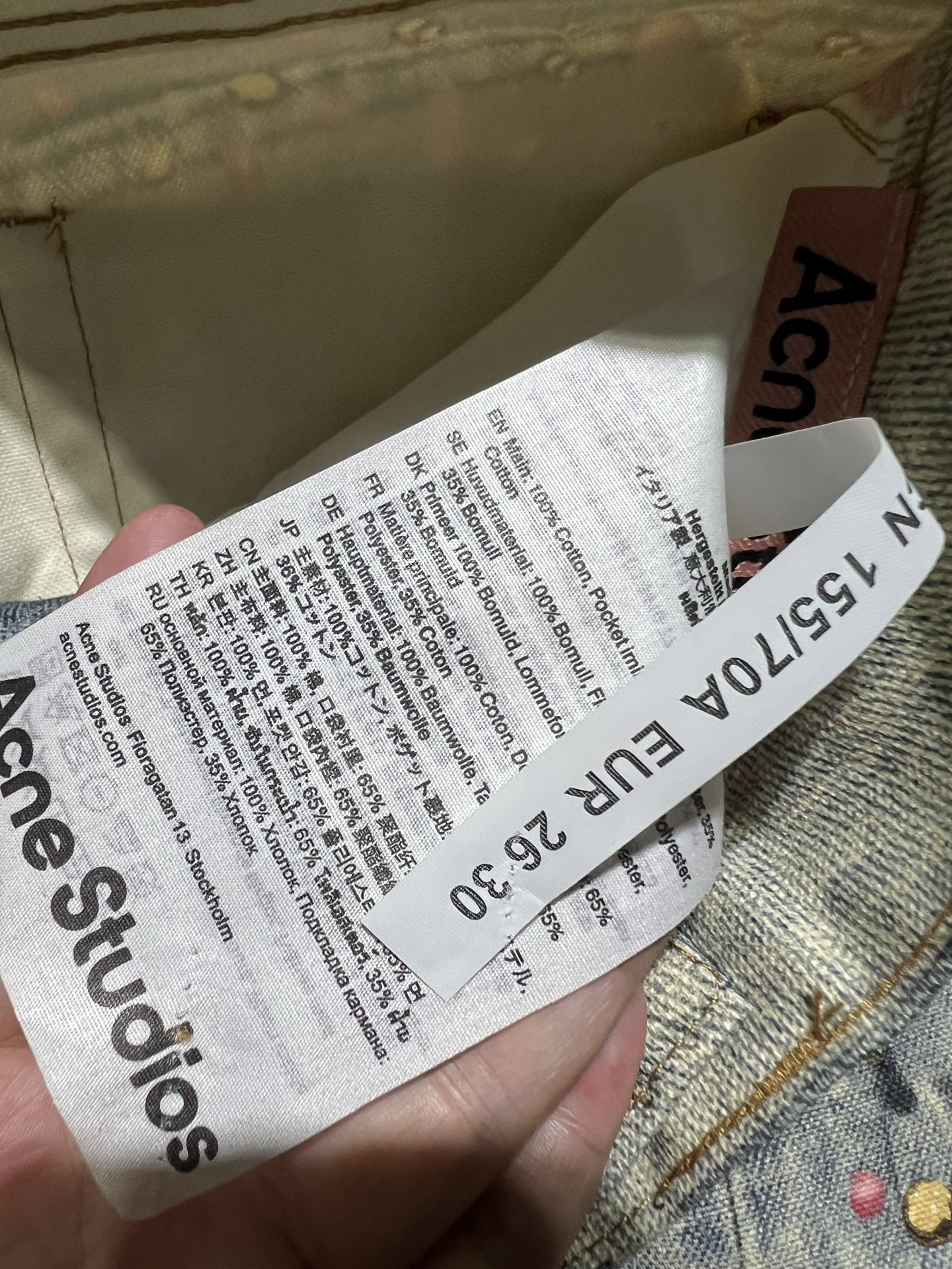 “Acne’s New Line: Stylish Female Suit with Broad-Legged Design and Man-to-Man Appeal” - 图片 8