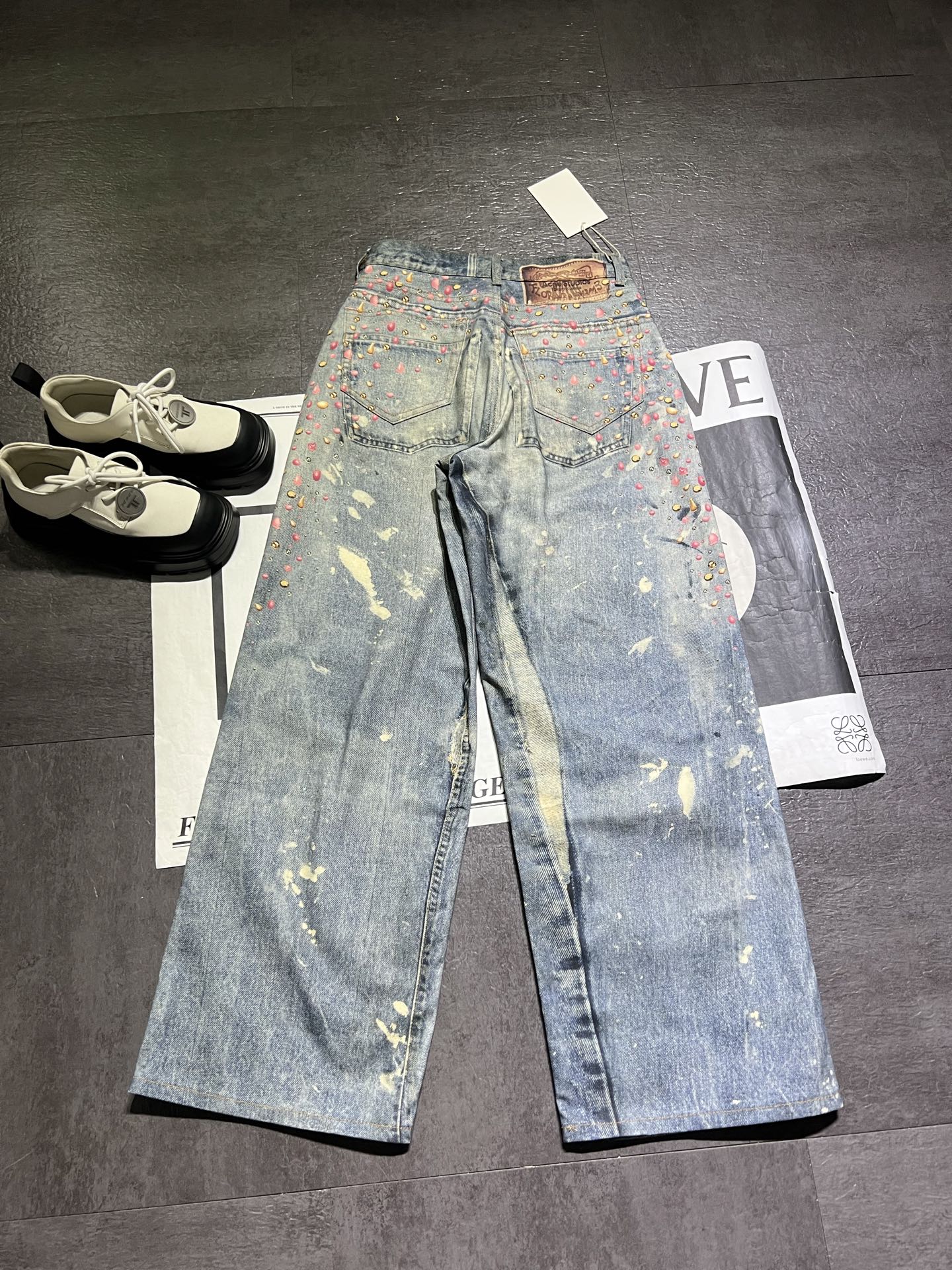 “Acne’s New Line: Stylish Female Suit with Broad-Legged Design and Man-to-Man Appeal” - 图片 4