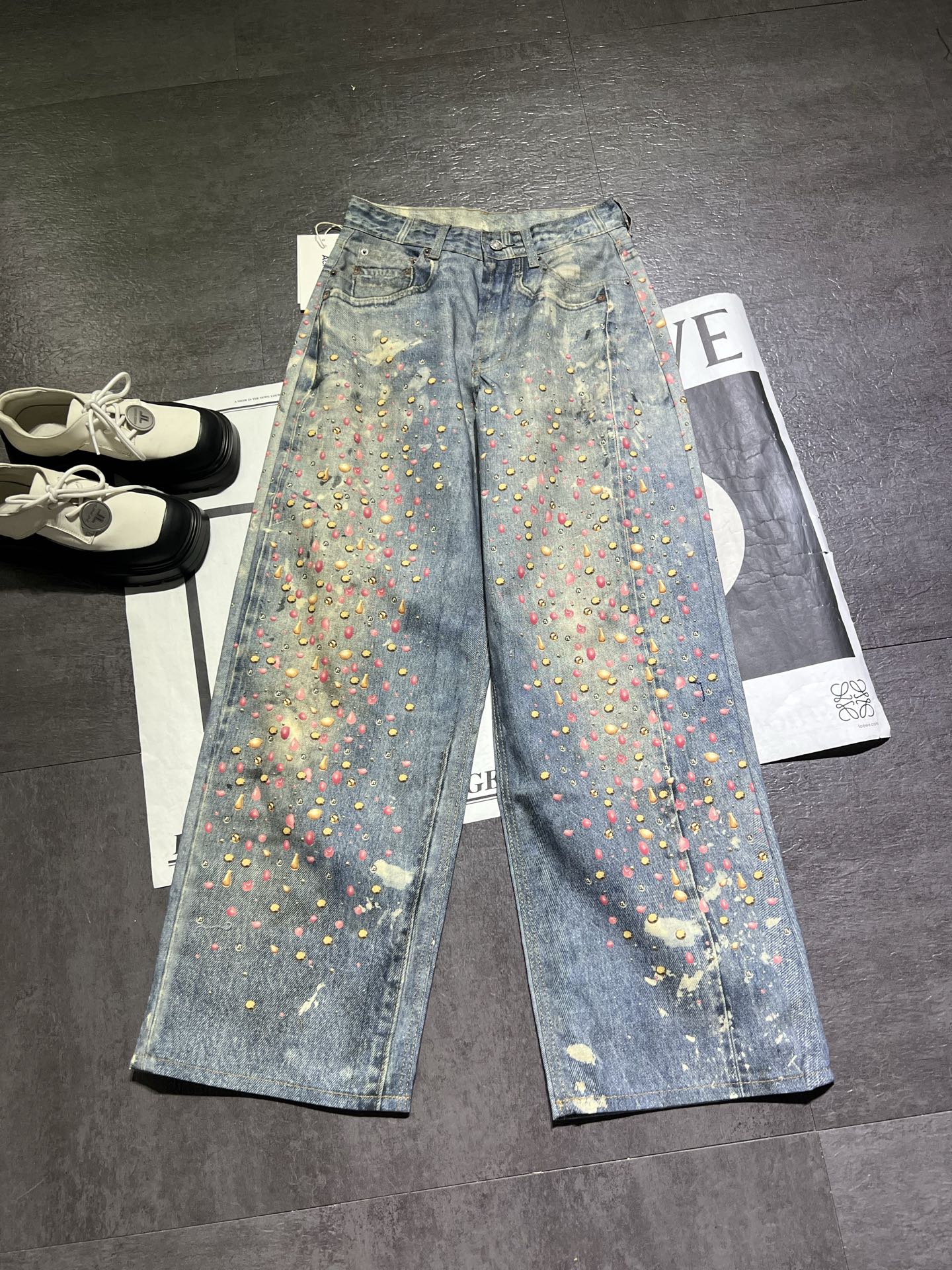 “Acne’s New Line: Stylish Female Suit with Broad-Legged Design and Man-to-Man Appeal” - 图片 3