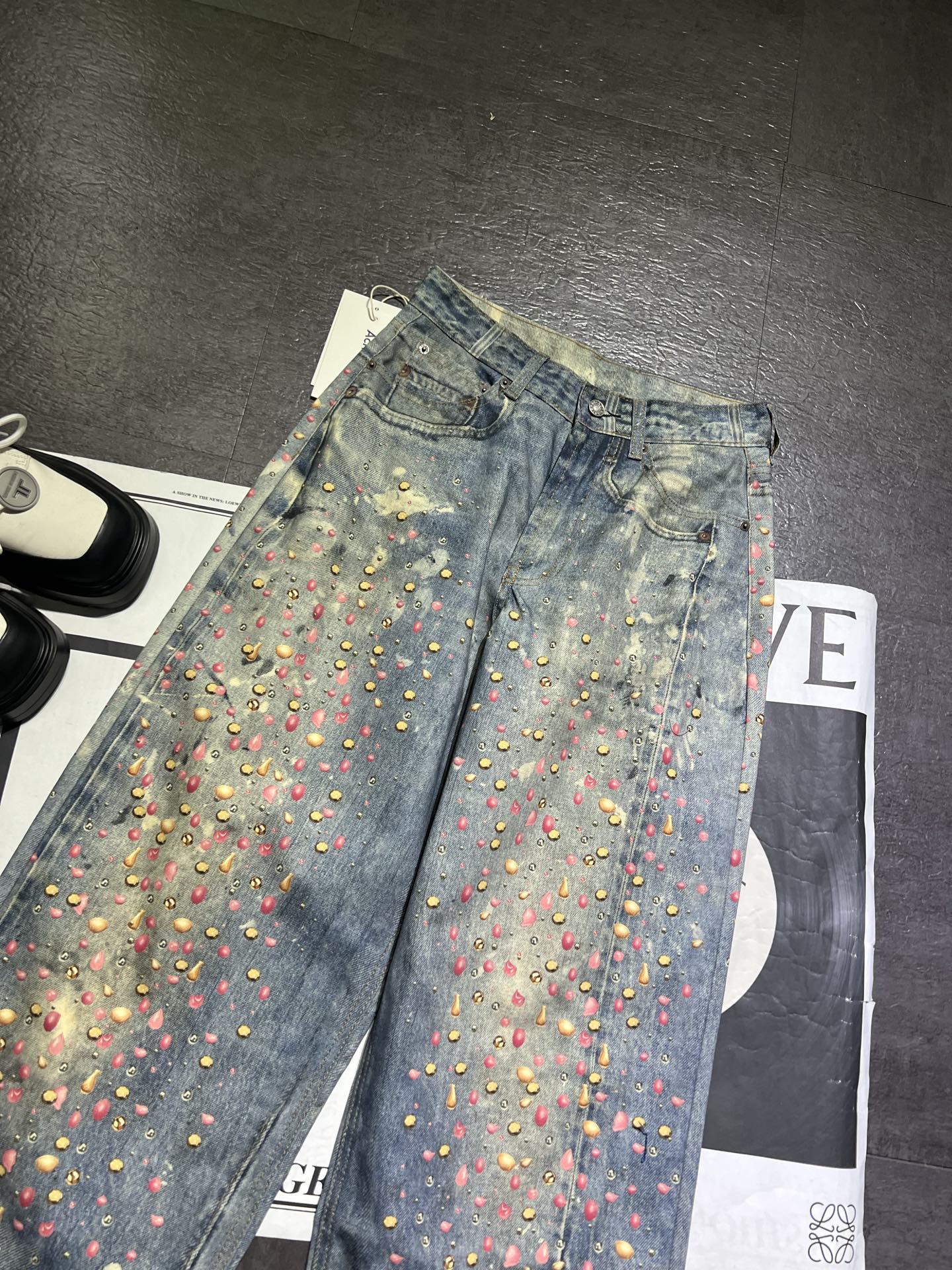 “Acne’s New Line: Stylish Female Suit with Broad-Legged Design and Man-to-Man Appeal” - 图片 2