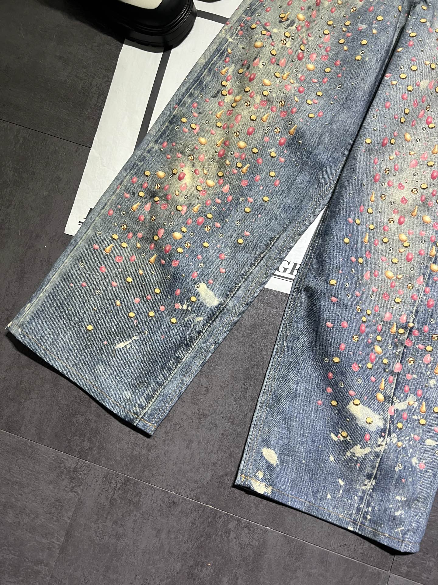 “Acne’s New Line: Stylish Female Suit with Broad-Legged Design and Man-to-Man Appeal” - 图片 7