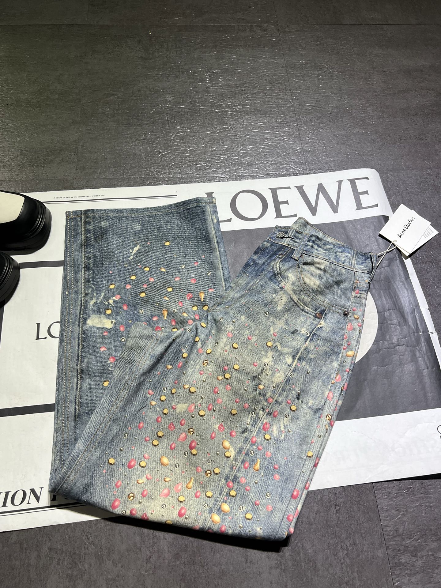 “Acne’s New Line: Stylish Female Suit with Broad-Legged Design and Man-to-Man Appeal” - 图片 6