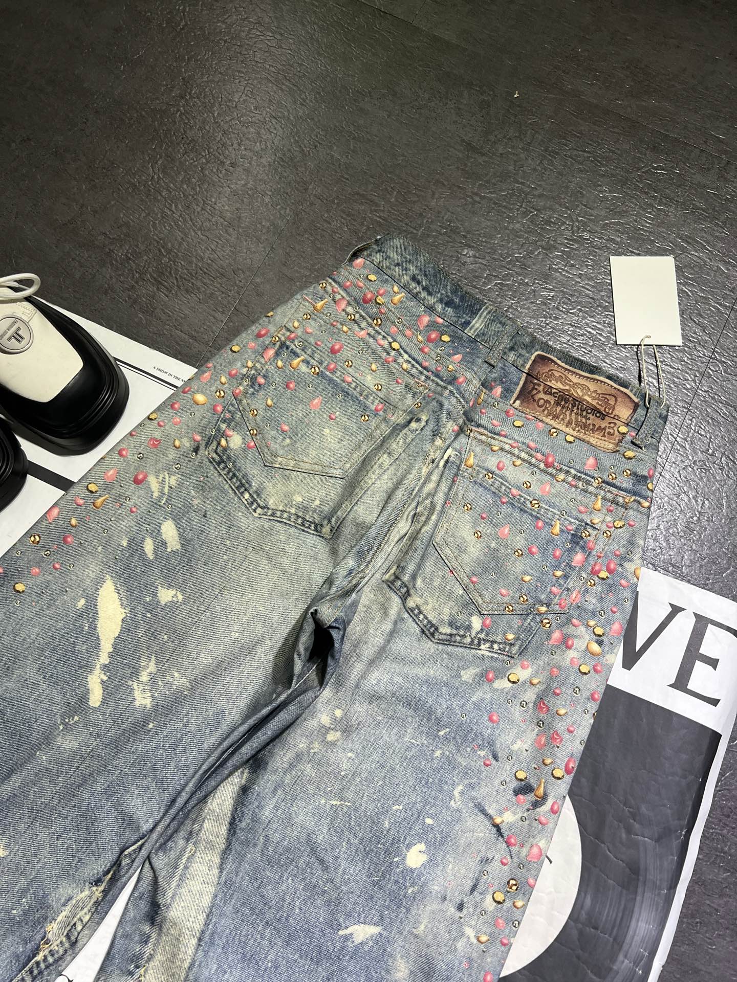 “Acne’s New Line: Stylish Female Suit with Broad-Legged Design and Man-to-Man Appeal” - 图片 5