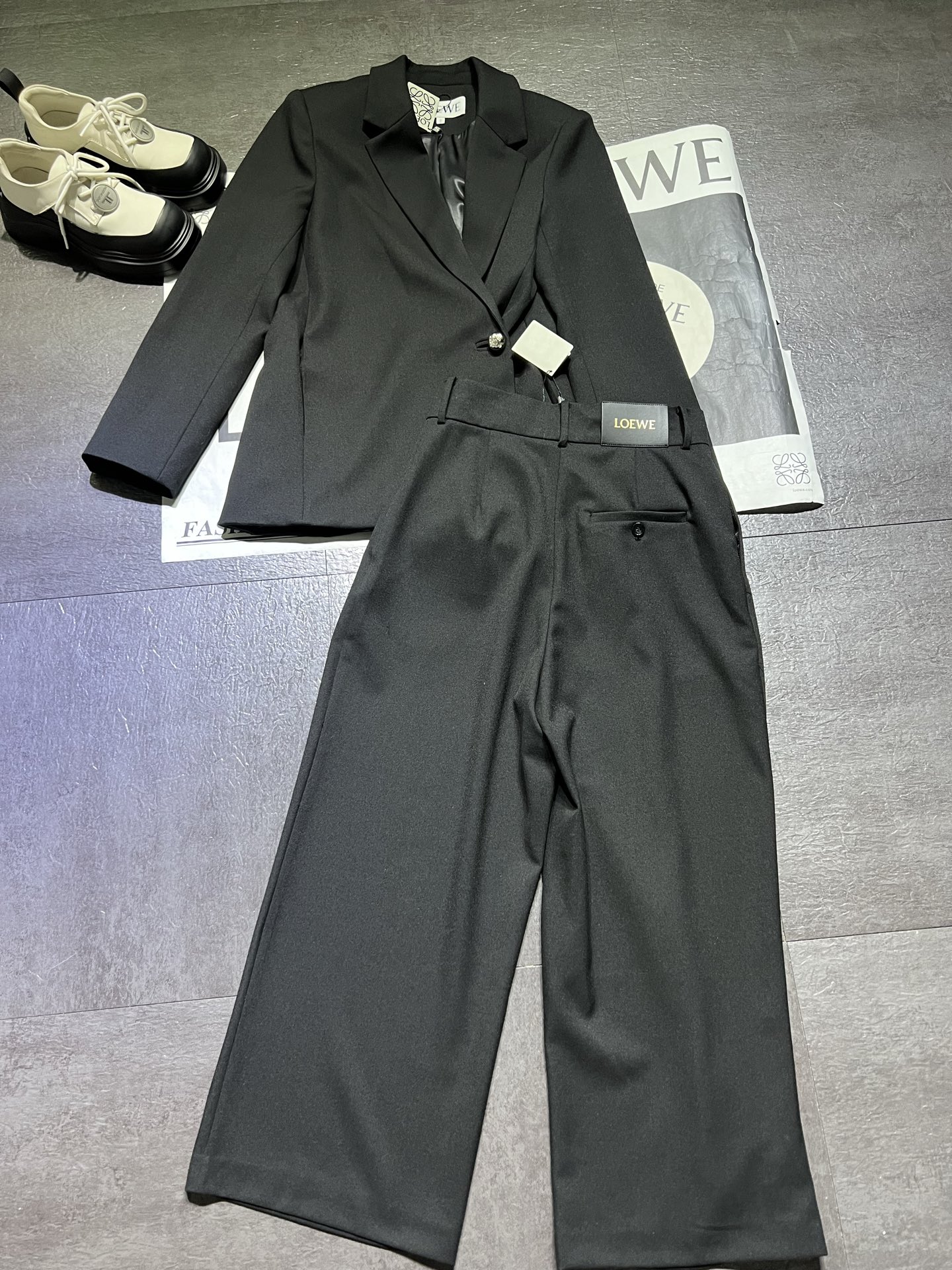 “High-End Fur and Wool Suit with Asymmetrical Pants for Women” - 图片 4