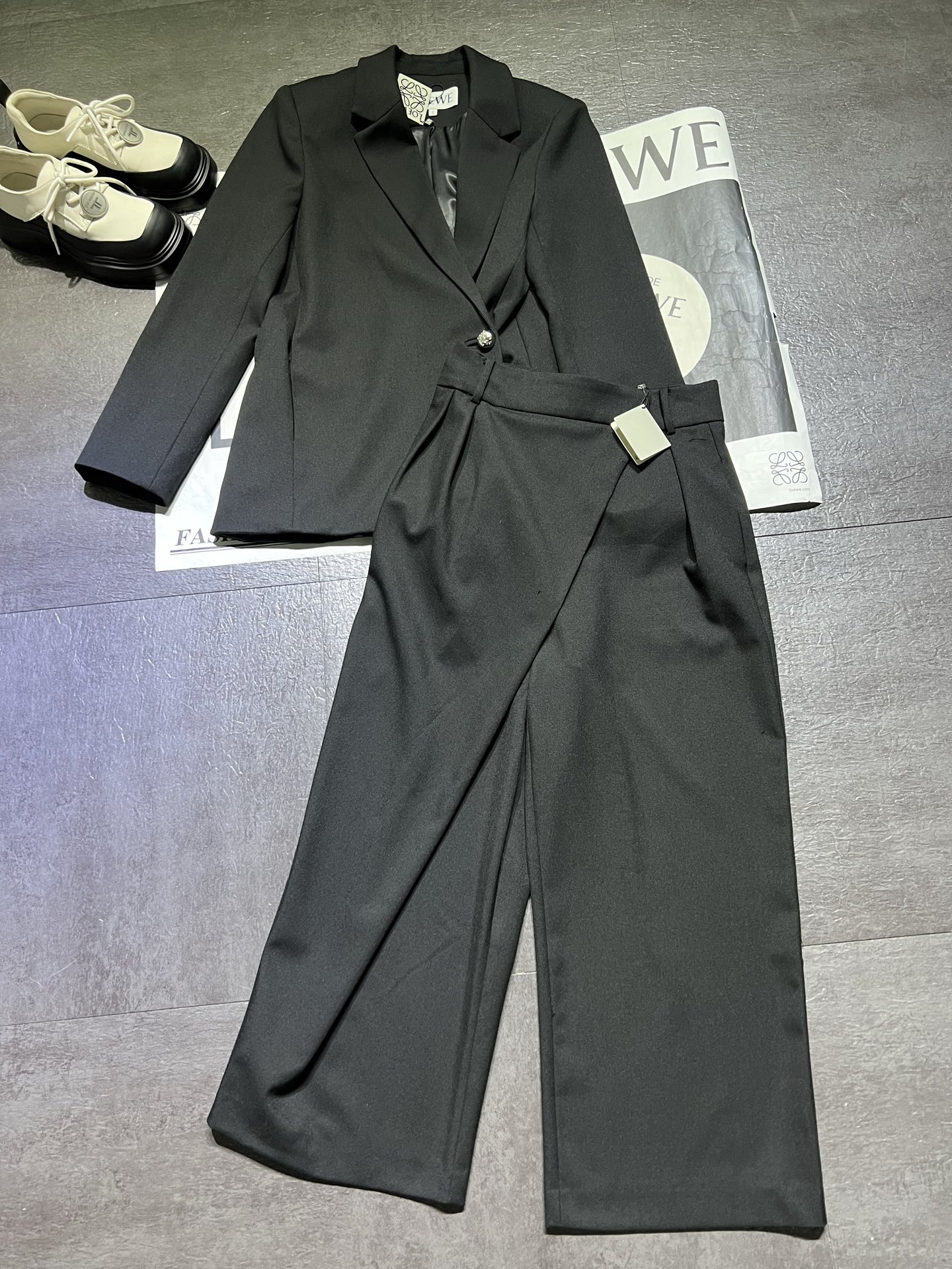 “High-End Fur and Wool Suit with Asymmetrical Pants for Women” - 图片 1