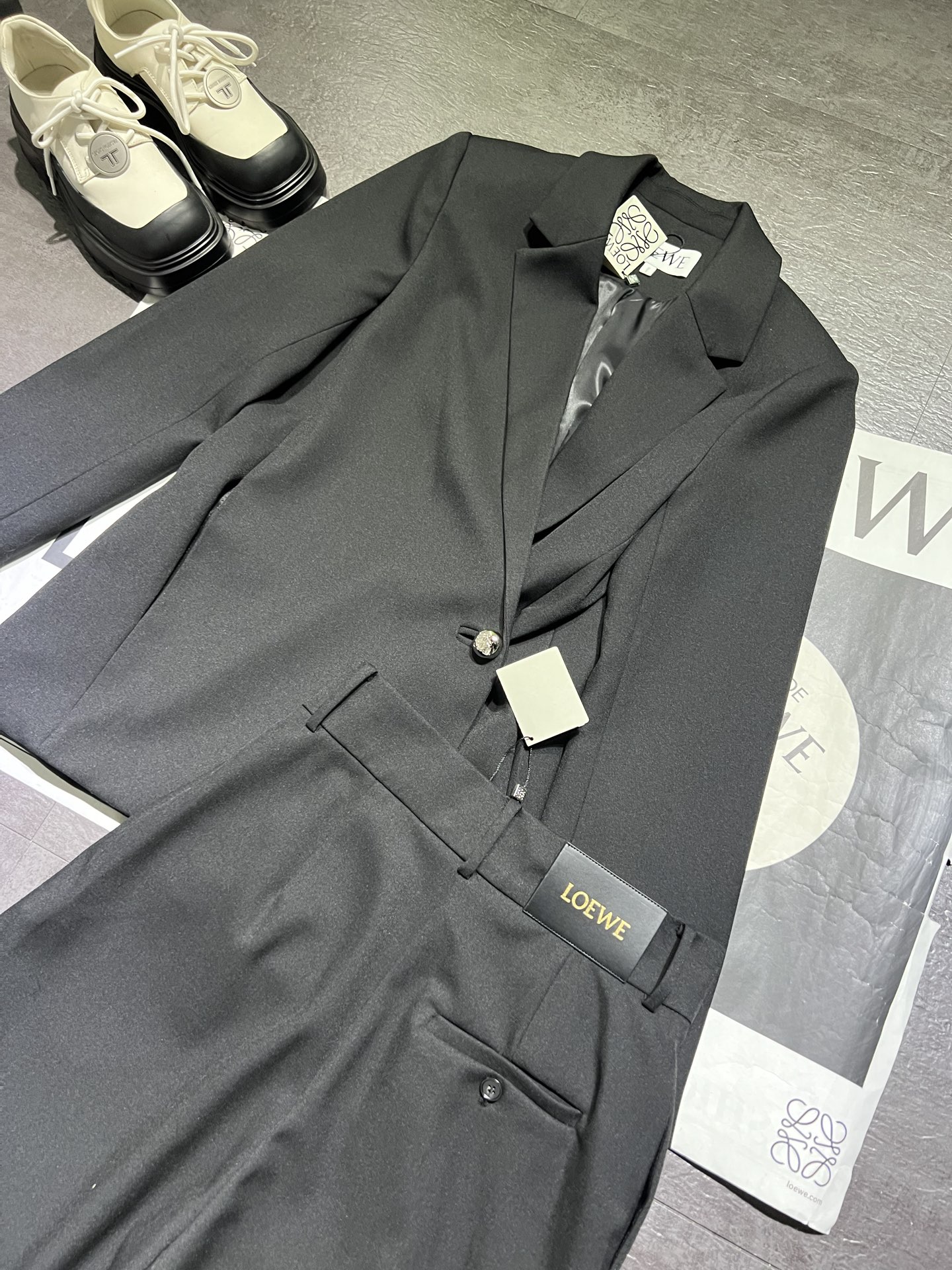 “High-End Fur and Wool Suit with Asymmetrical Pants for Women” - 图片 5