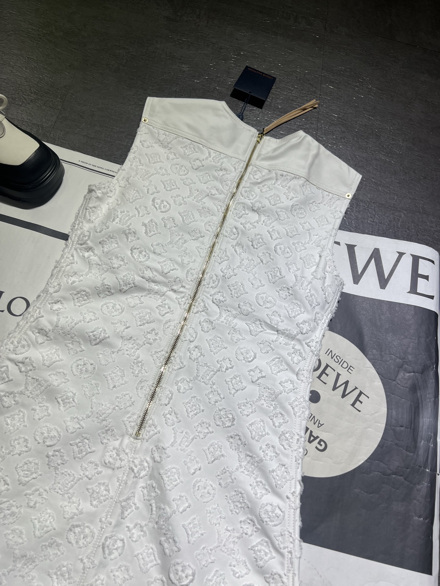 “Louis Vuitton Monogram Cowboy Chain Suit: High-Quality Thong-Skinned Classic – New Arrival” - 图片 5