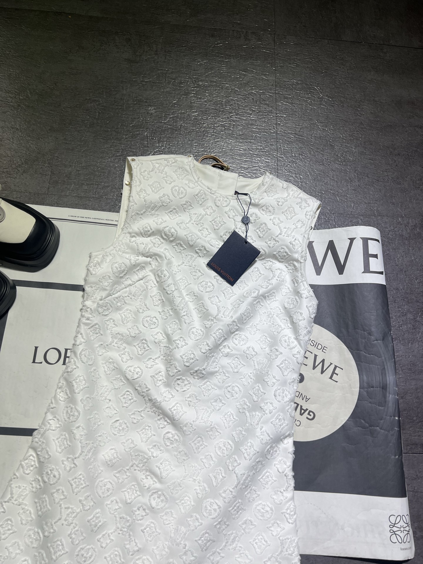 “Louis Vuitton Monogram Cowboy Chain Suit: High-Quality Thong-Skinned Classic – New Arrival” - 图片 2