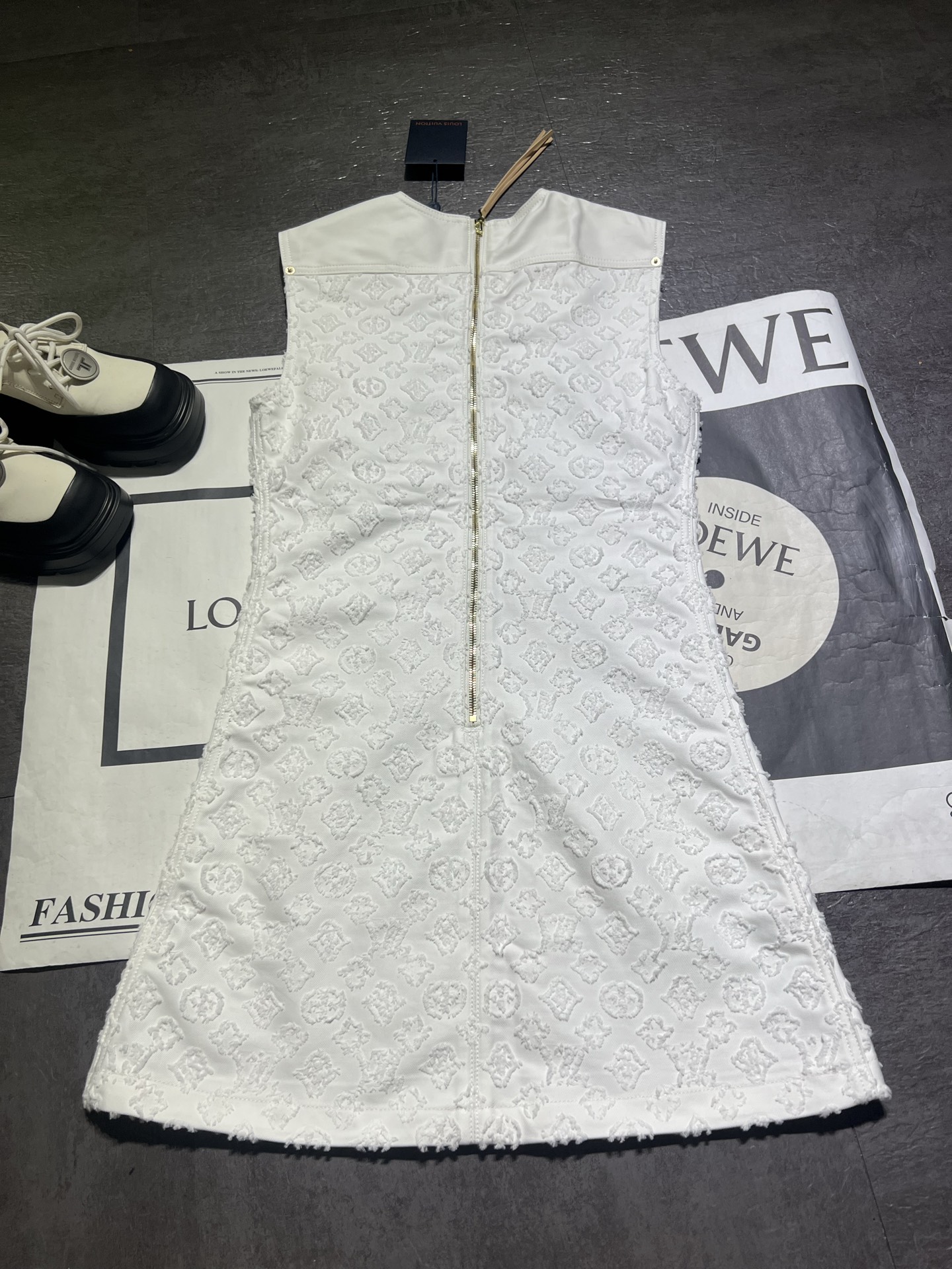 “Louis Vuitton Monogram Cowboy Chain Suit: High-Quality Thong-Skinned Classic – New Arrival” - 图片 4