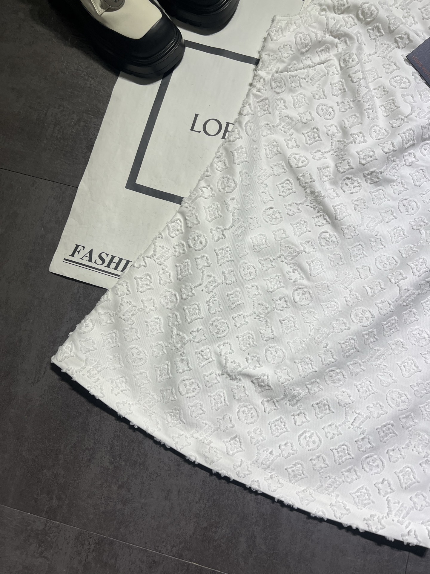 “Louis Vuitton Monogram Cowboy Chain Suit: High-Quality Thong-Skinned Classic – New Arrival” - 图片 3