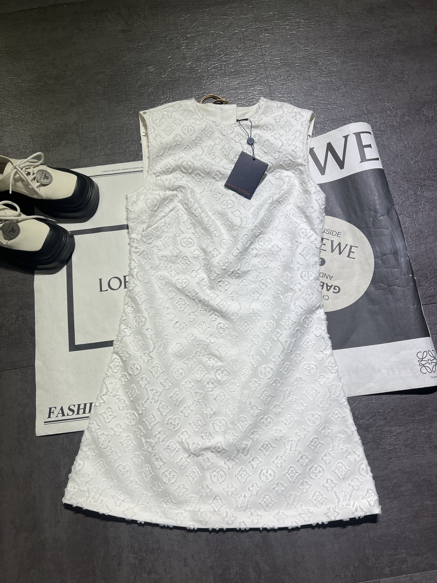 “Louis Vuitton Monogram Cowboy Chain Suit: High-Quality Thong-Skinned Classic – New Arrival” - 图片 1