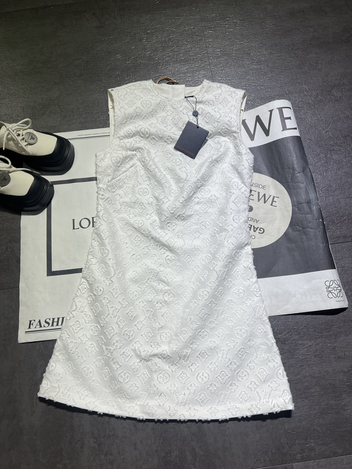 “Louis Vuitton Monogram Cowboy Chain Suit: High-Quality Thong-Skinned Classic – New Arrival” - 图片 6