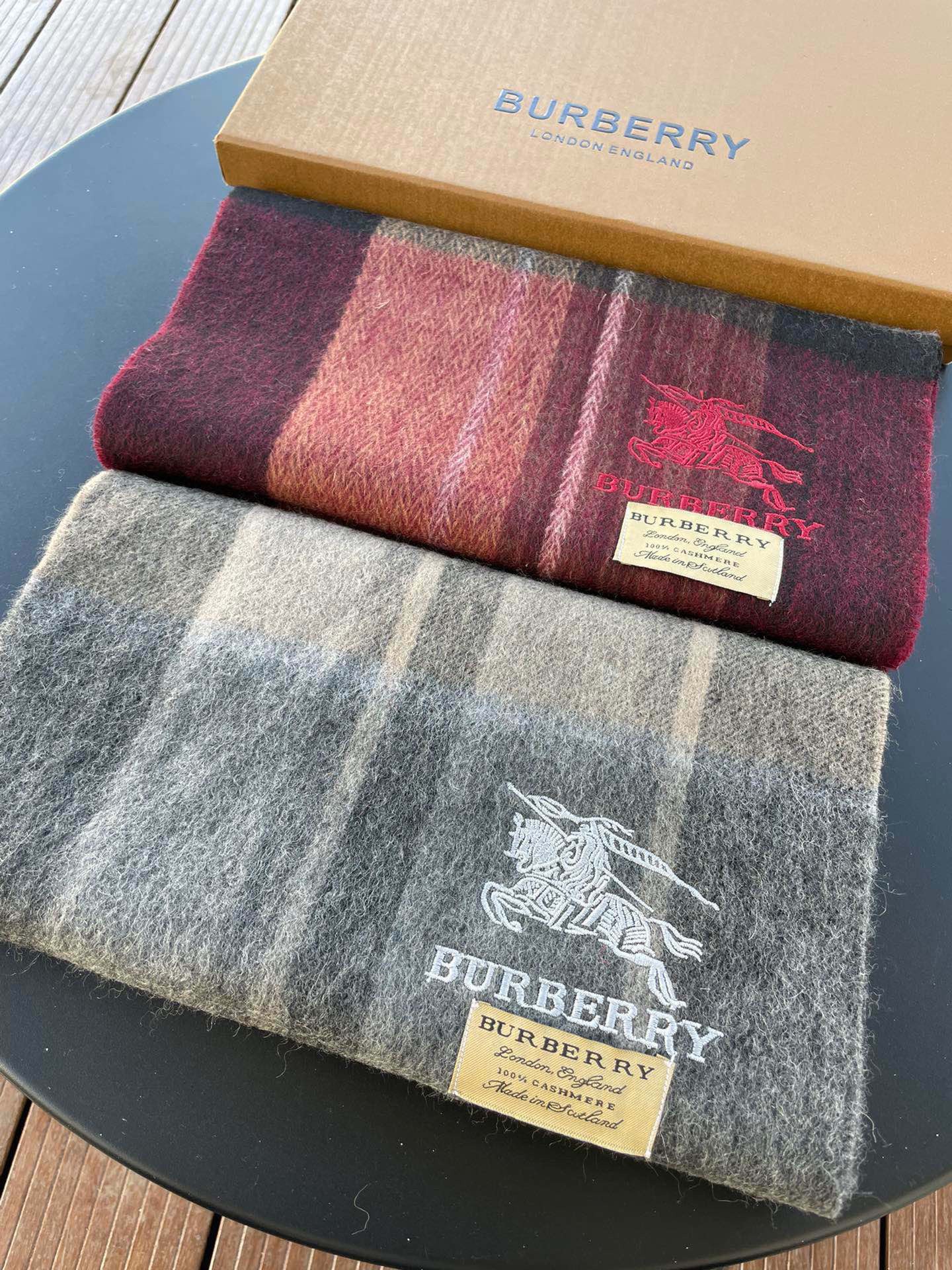 NO:169161,Burberry plaid latest style, top lamb wool material is very warm, soft and skin-friendly, without tying the neck, classic Burberry plaid design, universal couple model size 32*192cm neutral style, men and women choose their own color they like, everyone should have one, high-version scarf, burberry19860909巴宝莉格子最新款 顶极羔羊毛材质非常保暖 柔软亲肤,不扎脖经典巴宝莉格纹设计男女通用情侣款尺寸32*192cm中性款男女各自选择自己中意的颜色人人都应该拥有一条,高版本围巾,burberry,scarf