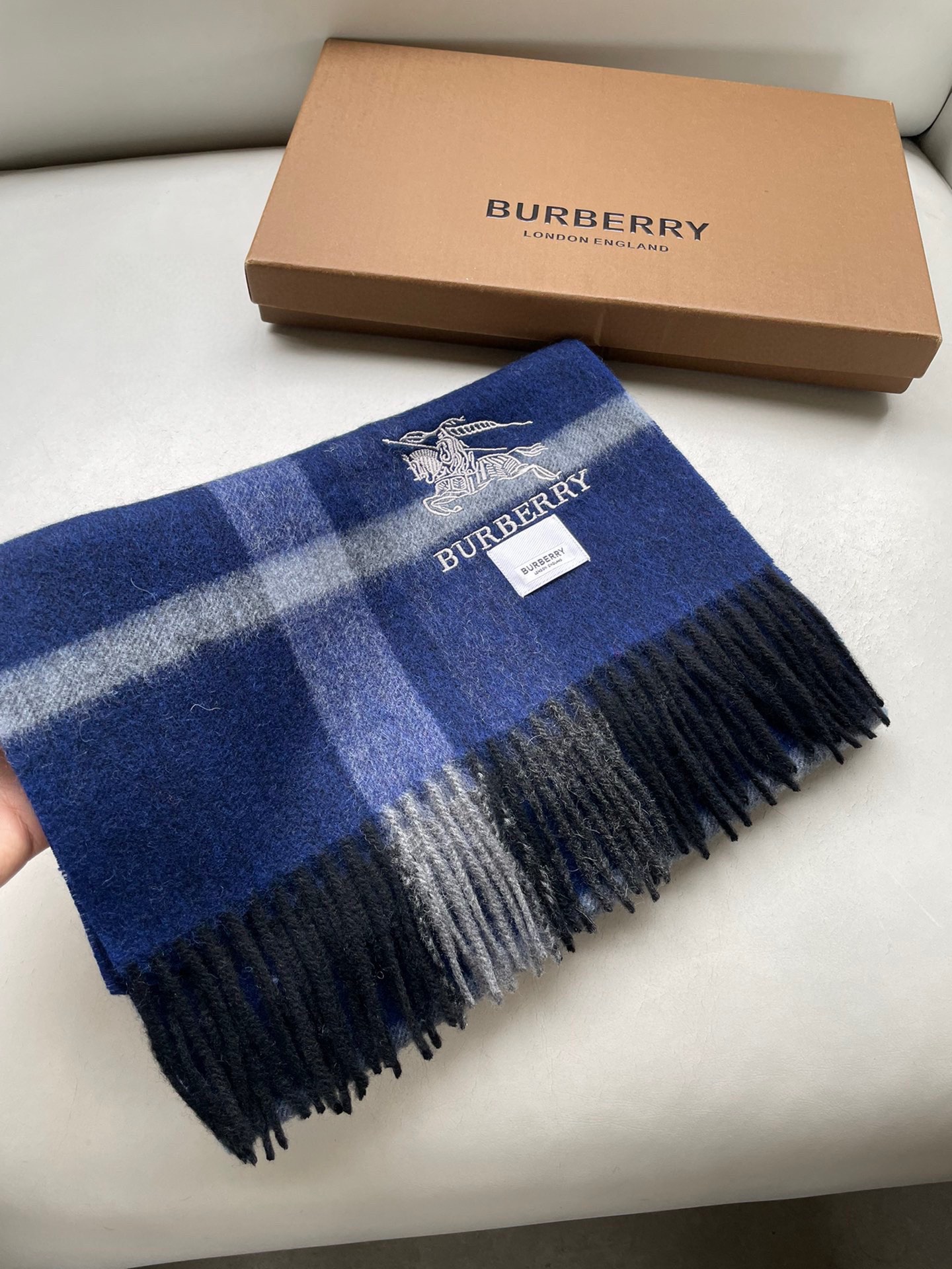 NO:169120,Burberry's latest plaid plaid and women's welfare model, the palace-level royal Barbara war horse's classic plaid mixed fleece scarf, exclusive channel bulingbuling series!  One person in hand!  Gift gifts for others, pure cashmere, specifications of 30*cm, high-version scarf, burberry19860909巴宝莉最新格纹男女福利款殿堂级御用芭芭家战马的经典格混绒围巾独家渠道货bulingbuling系列！人手一条！送人自用好礼材质纯羊绒 ,规格30*cm,高版本围巾,burberry,scarf