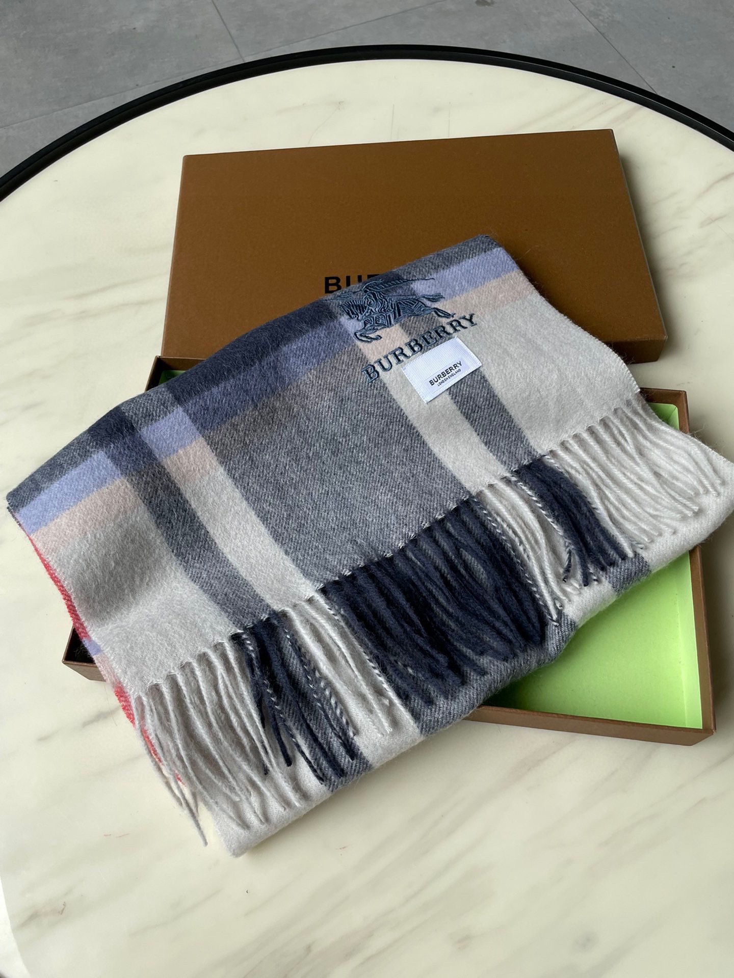 NO:169155,Burberry men's (plaid war horse embroidery) scarf, charming style, classic, large-scale material, customer-supplied lamb velvet, delicate and soft, very beautiful. The upper body effect is invincible, beautiful, elegant and simple, super beautiful color scheme, style that any man and woman will like, the small logo is very exquisitely embellished, with texture but not ostentatious~ The tail is a little bit more benefit everyone~ The specifications are 35*cm, with formal wear or casual wear, it is perfect for folding or circle, gentlemanly and stylish ~ warm demeanor, high-end scarf, burberry19860909巴宝莉男士女士（格纹战马刺绣）围巾,款式魅力,是经典大方面料采用的是客供的羔绒,细腻柔软度都非常的好,非常漂亮.上身效果无敌好看大气简约,超级好看的配色,任何男女都会喜欢的款吧,小小Logo非常精致的点缀,有质感不张扬~尾单余一丢丢福利大家~规格35*cm搭配正装或者搭配休闲装都很合适~对折挂围或者绕圈围都完全可以,绅士有型~有温度的风度,高版本围巾,burberry,scarf