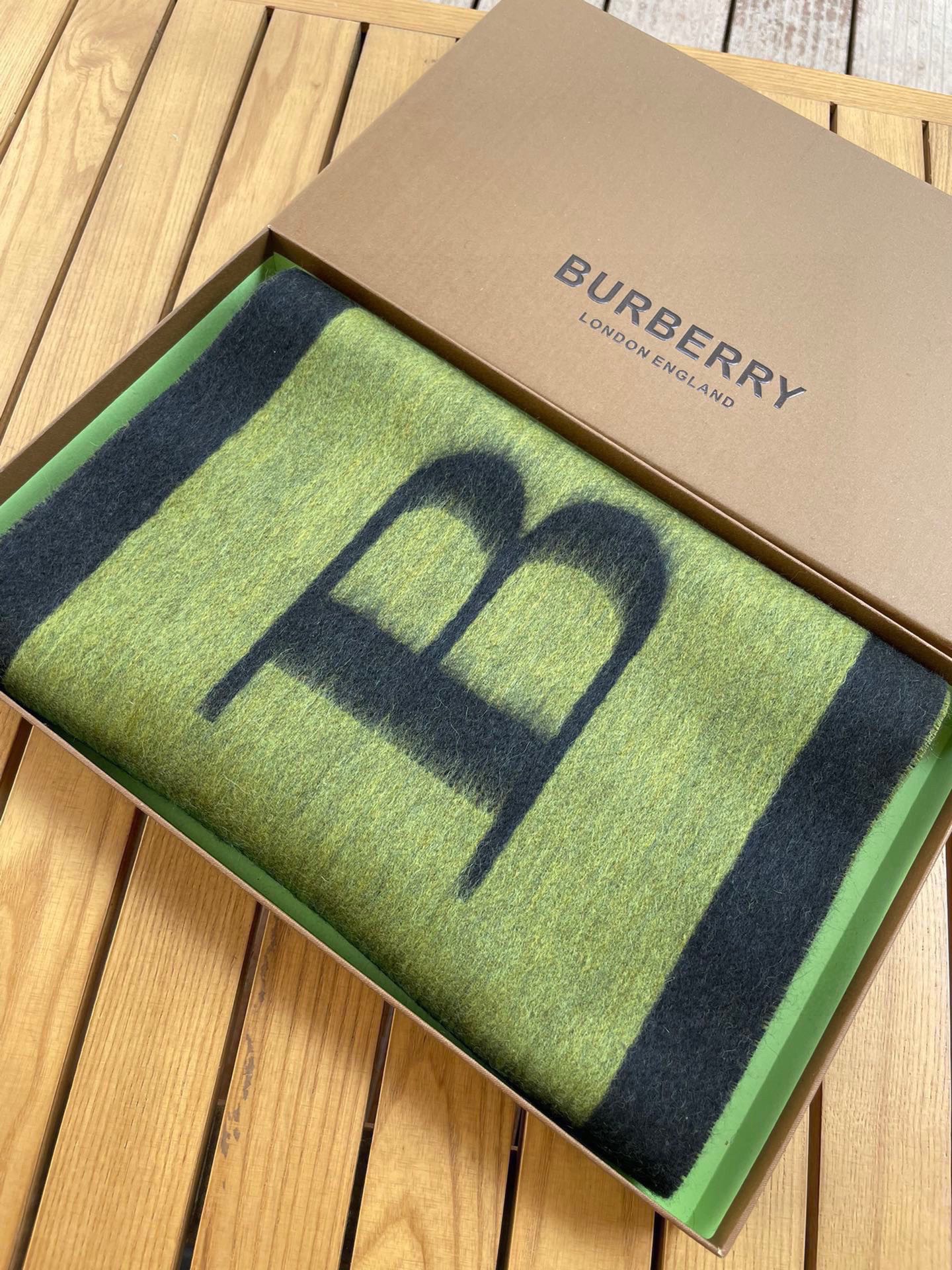 NO:169117,Burberry official website latest model. Top double-sided cashmere material is very warm, soft and skin-friendly, without tying the neck. Classic Burberry checked design for men and women. Size 32*cm. Neutral model. Men and women choose their own color. Everyone should have a high-end scarf. Burberry19860909巴宝莉官网最新款 顶级双面山羊绒材质非常保暖 柔软亲肤,不扎脖经典巴宝莉格纹设计男女通用情侣款尺寸32*cm中性款男女各自选择自己中意的颜色人人都应该拥有一条,高版本围巾,burberry,scarf