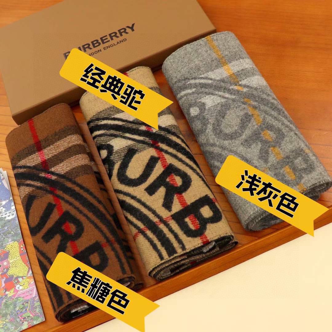 NO:169616,Burberry's latest montage jacquard plaid cashmere scarf. This plaid really looks good every year. It has a very watery head, super soft and skin-friendly, thin but very warm. There is also the scarf pattern. Only the customer-supplied fabric can reach this level. If you feel good, you don't want it. This pattern is really amazing. Super clear three colors are so beautiful that they are casual and fashionable. The posture around the body is detached and beautiful. Now the circumference is really just right for 30*180cm. Three colors., high-version scarf, burberry19860909巴宝莉最新蒙太奇提花格子羊绒围巾,这样的格子真的每年看都觉得好看羊绒的面料,非常有水头,超级柔软亲肤,薄薄的但非常保暖.还有围巾的纹路,只有客供面料才能达到这样的水准,手感好的不要不要的,这个纹路真的是绝了,超级清晰三个配色简直都美到心坎里随性时髦,围在身上的姿态,超脱而美好现在围真的真的刚刚好规格30*180cm.三个色.,高版本围巾,burberry,scarf