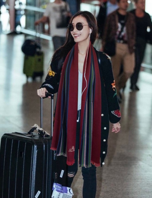 NO:169584,Italian luxury brand loro pianna design upstart famous for its simple and atmospheric styles, genuine authentic products, new products, export orders, counters are on sale simultaneously, water-soluble cashmere, colorful striped exquisite embroidery, 100% fine products, both men and women are worth buying, feel good when it comes to handy, Italian super first-tier brand, almost all big names are using it, simple and generous design, highly recommended good style, specifications 60*200, high-end scarf, loro piana19860909意大利奢侈品牌 loro pianna 皮安娜 设计新贵 以简洁大气的款式著名 正儿八经的正品货 新品 出口尾单 专柜同步在售 水溶羊绒 色织七彩条纹精致刺绣 百分百的精品 男女都值得入手手感很好 意大利超级一线品牌 几乎所有的大咖都在用 设计简洁大方 强烈推荐的好款式 规格60*200,高版本围巾,loro piana,scarf