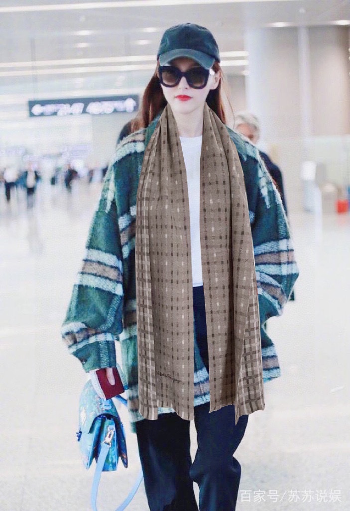 NO:169602,The same style as the star, the latest style of the same stripes for men and women, the latest style of cashmere scarf, the striped design and black and white color combination, makes people feel refreshed [color][color][color] great feel. The trademark is complete. The vertical striped design and exquisite logo embroidery are really good. The gift is good. It is worth buying, high-end scarf, louis vuitton, ferragamo, ferragamo19860909菲拉格慕Salvatore Ferragamo明星同款,男女同款条纹最新款羊绒围巾,条纹设计和黑白色彩搭配,让人耳目一新的感觉[色][色][色]手感棒棒哒.商标齐全.竖排条纹设计加上精美logo刺绣,真正好货.送礼佳品.值得入手,高版本围巾,louis vuitton,ferragamo,ferragamo,scarf