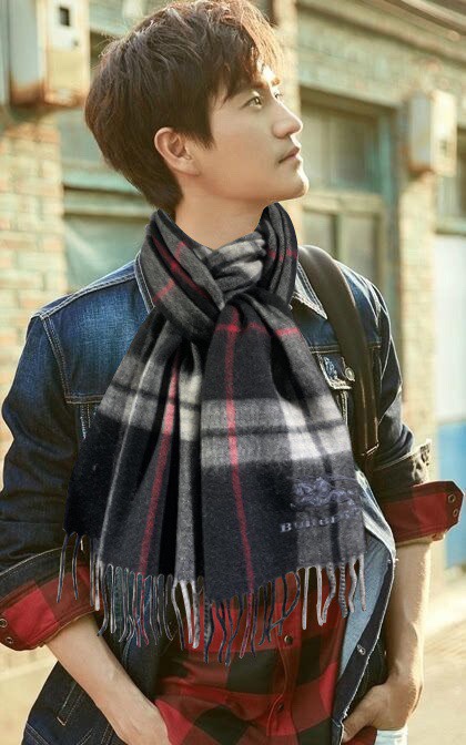 NO:169559,Burberry official website latest model. The top lamb wool material is very warm, soft and skin-friendly, without tying the neck. Classic Burberry check design. Universal couples size 32*192cm neutral style. Men and women choose their own color they like. Everyone should have a high-version scarf. Burberry19860909巴宝莉官网最新款 顶极羔羊毛材质非常保暖 柔软亲肤,不扎脖经典巴宝莉格纹设计男女通用情侣款尺寸32*192cm中性款男女各自选择自己中意的颜色人人都应该拥有一条,高版本围巾,burberry,scarf