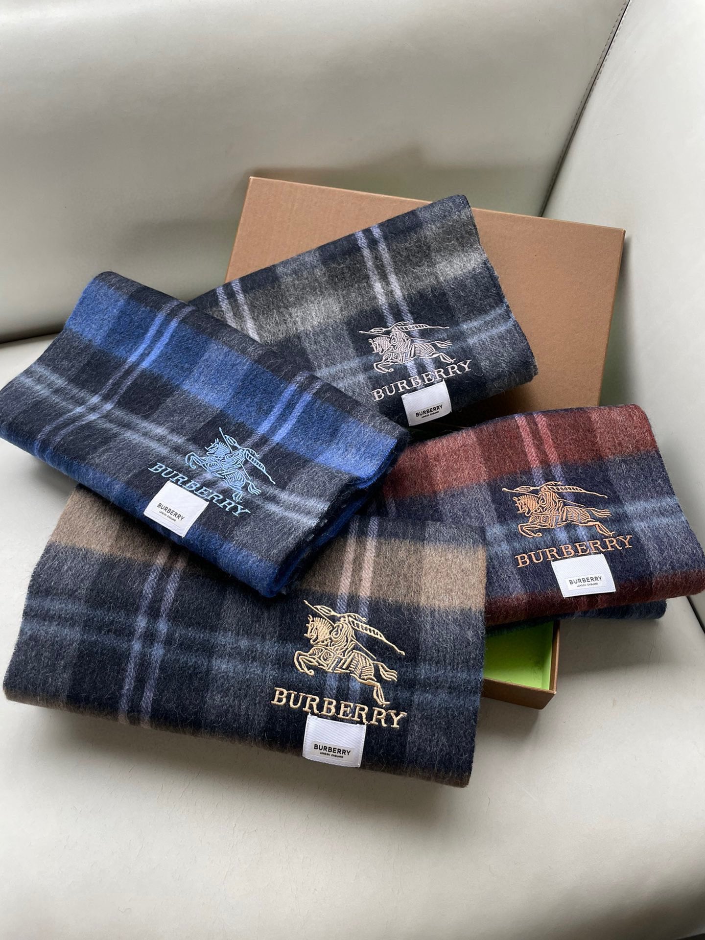 NO:169577,Burberry's latest plaid plaid and women's welfare model, the palace-level royal Barbara war horse's classic plaid mixed fleece scarf, exclusive channel bulingbuling series!  One person in hand!  Gift gift material is pure cashmere, specifications 30*180cm, high-version scarf, burberry19860909巴宝莉最新格纹男女福利款殿堂级御用芭芭家战马的经典格混绒围巾独家渠道货bulingbuling系列！人手一条！送人自用好礼材质纯羊绒 ,规格30*180cm,高版本围巾,burberry,scarf