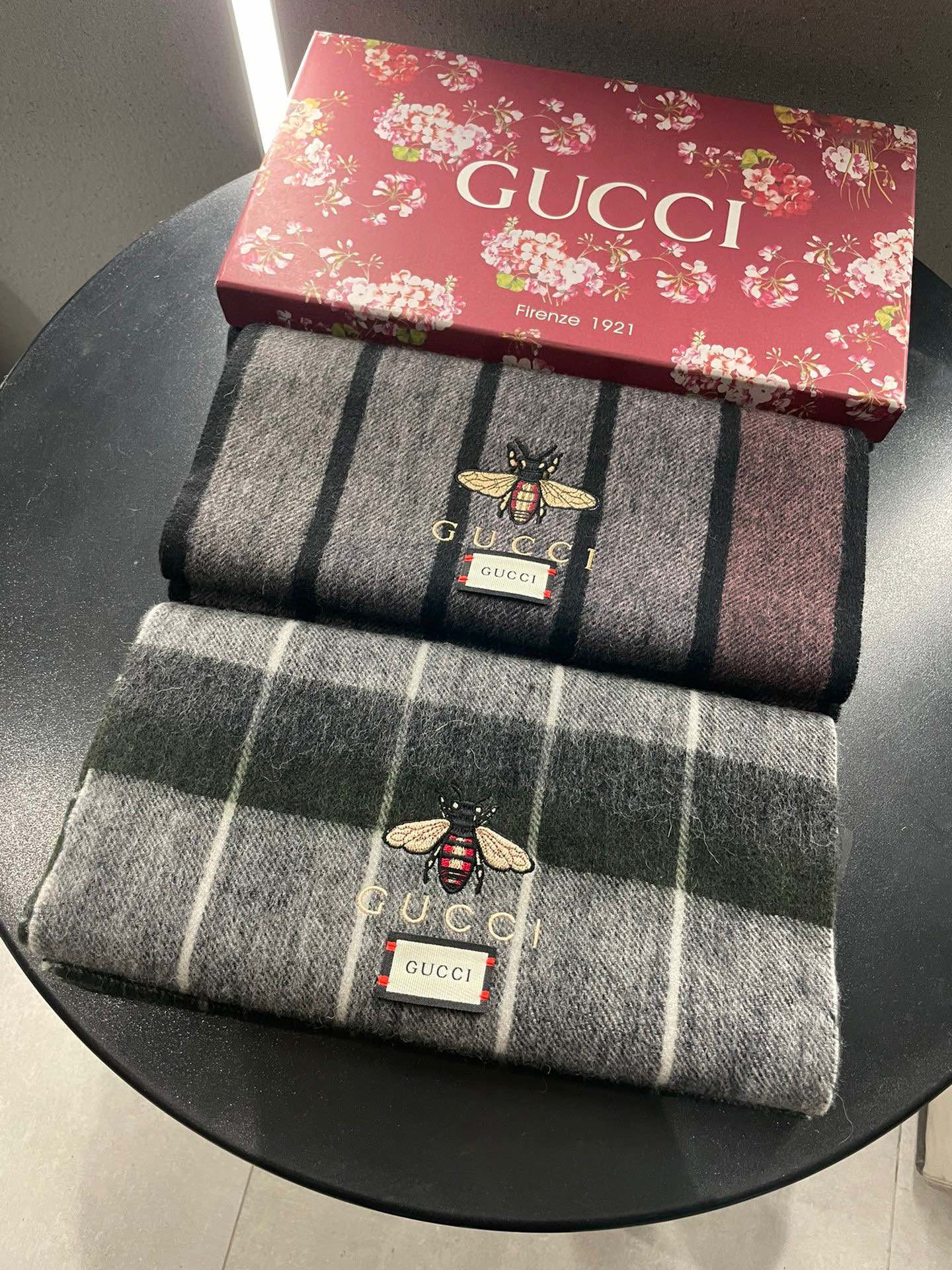 NO:169583,Gucci bee counter model. The top-level export final order must be fast. It is so beautiful that it makes people very excited. The upper body effect is simply beautiful. The quality is very perfect. The perfect gift size for your boyfriend is 30*180, a high-end scarf, gucci19860909古奇Gucci蜜蜂专柜款 顶级出口尾单下手一定要快,真心美的让人非常非常心动 上身效果简直美翻了 品质非常完美 送男友的绝佳礼品尺寸30*180,高版本围巾,gucci,scarf