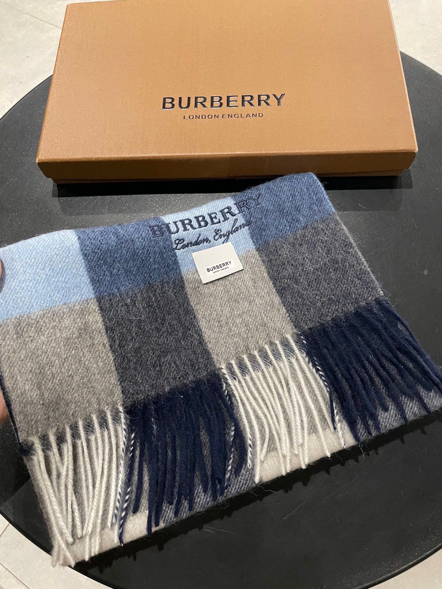 NO:169607,Burberry High-quality imported cashmere letter logo embroidered scarf, which was launched on the shelves. The latest men and women's couples in overseas counters. Cashmere scarfs. Domestic counters are not available on the shelves. From style to fabrics, it is very good. Classic logo patterns. A rare cashmere scarf for men and women's scarfs. Specifications 38*180cm. Ingredients imported cashmere, high-version scarf, burberry19860909巴宝莉 高品质进口羊绒字母logo刺绣围巾 惊爆上架 海外专柜最新男士女士情侣 羊绒围巾 国内专柜都没上架 从款式到面料都很赞 经典的logo图案 难得少见的羊绒男女士围巾喜欢 规格38*180cm 成份进口山羊绒,高版本围巾,burberry,scarf