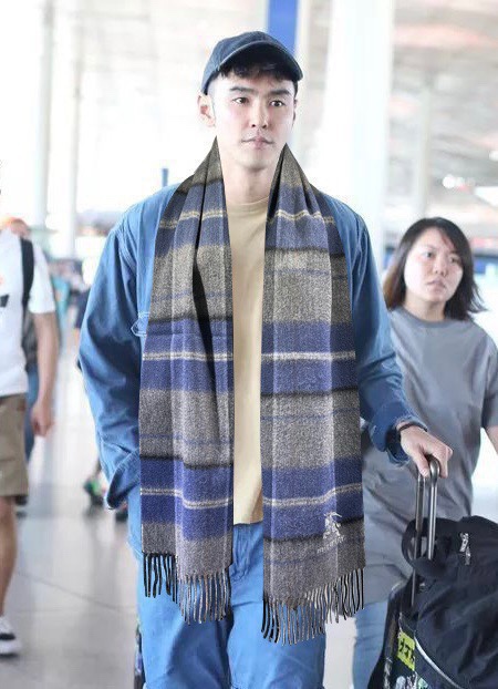 NO:169949,.Burberry men's women's scarf, the style is very masculine, it is a classic and large-scale material, which uses customer-supplied lamb velvet, which is very delicate and soft, very beautiful. The upper body effect is invincible, beautiful, elegant and simple, super beautiful male god color, any boy will like it. The small logo is very exquisitely decorated, with texture but not ostentatious~ The tail is a little bit more benefit everyone~ The specifications are 35*180cm, with formal wear or casual wear, it is very suitable for folding or circle circling, gentlemanly and stylish ~ warm demeanor, high-end scarf, burberry19860909.巴宝莉男士女士围巾,款式很有男性魅力,是经典大方面料采用的是客供的羔绒,细腻柔软度都非常的好,非常漂亮.上身效果无敌好看大气简约,超级好看的男神配色,任何男生都会喜欢的款吧,小小Logo非常精致的点缀,有质感不张扬~尾单余一丢丢福利大家~规格35*180cm搭配正装或者搭配休闲装都很合适~对折挂围或者绕圈围都完全可以,绅士有型~有温度的风度,高版本围巾,burberry,scarf