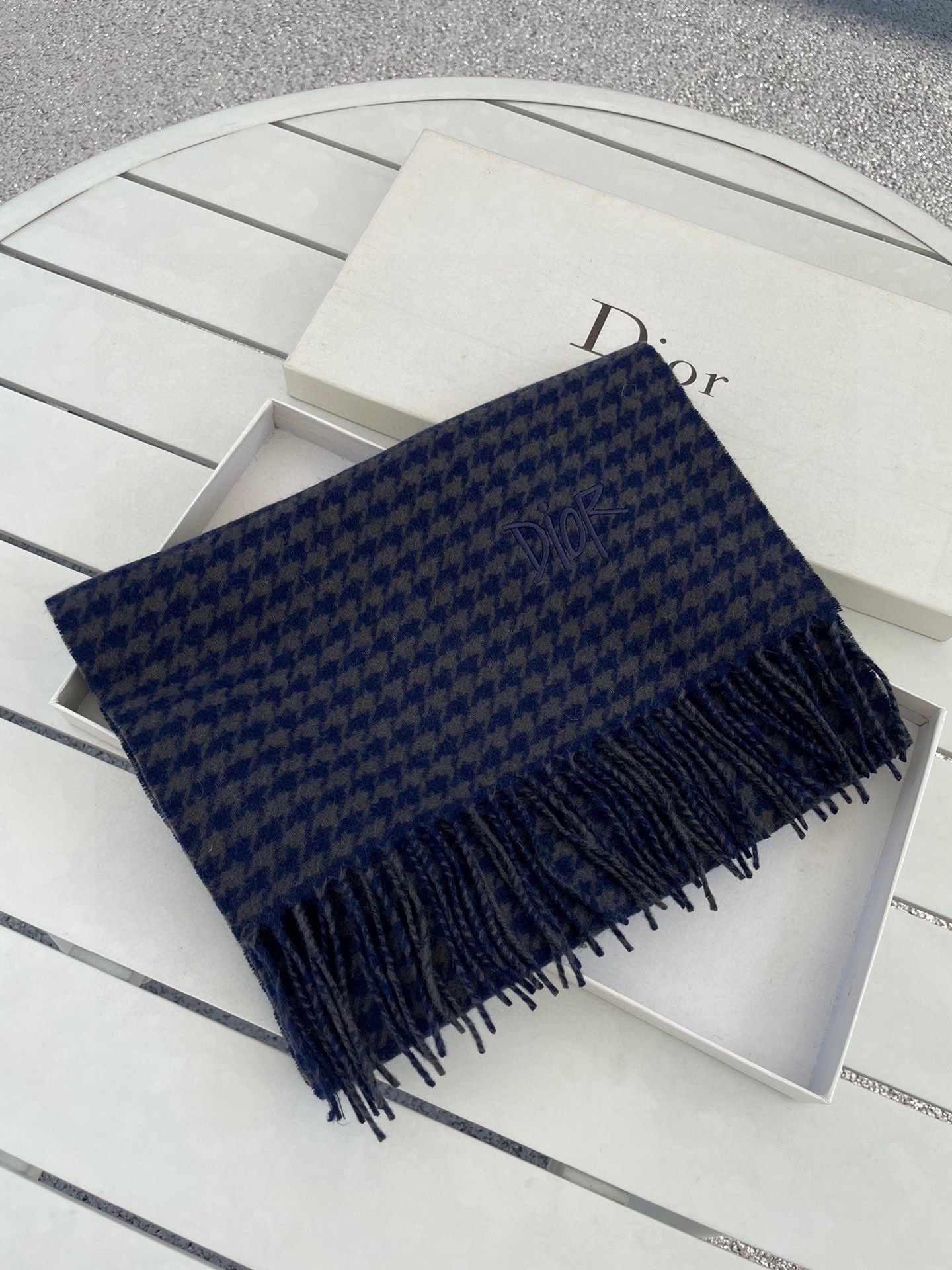 NO:170680,Dior's hit products are quietly launched on the shelves of classic houndstooth graphics. They still look good and classic when paired with clothes. They are easy to wear and match, and one can fit all over your entire wardrobe!  !  It looks good no matter how you match it!  The lamb velvet material is softer and more delicate, with a very nice touch, and the fluffy texture is as soft as cotton candy. This time, the four sides are still hand-twisted, and the hand-made one is ingenious. This time the size is also very friendly, 180cm*32cm, just the right width, and the upper body is not bloated at all. The scarf is OK, comfortable and convenient, and can be controlled in any style. It looks young and looks small. Some scarves can be bought less, but this must be bought!  !  , high-version scarf, dior19860909迪奥爆款悄悄上架经典的千鸟格图形,搭配衣服依然觉得好看经典,各种好戴好搭,一条能搭遍你的整个衣柜！！怎么搭都好看！羔绒材质.柔软更细腻,触感非常赞,蓬松的质感,像棉花糖一样酥软,这次四边还是手工的捻穗,一点点全手工都是匠心,这次的尺寸也非常友好,180cm*32cm,恰到好处的宽度,上身也完全不臃肿,围巾小披都ok,舒适方便,什么风格都可以驾驭.显年轻,也显脸小.有些围巾可以少买,但是这条必买！！,高版本围巾,dior,scarf