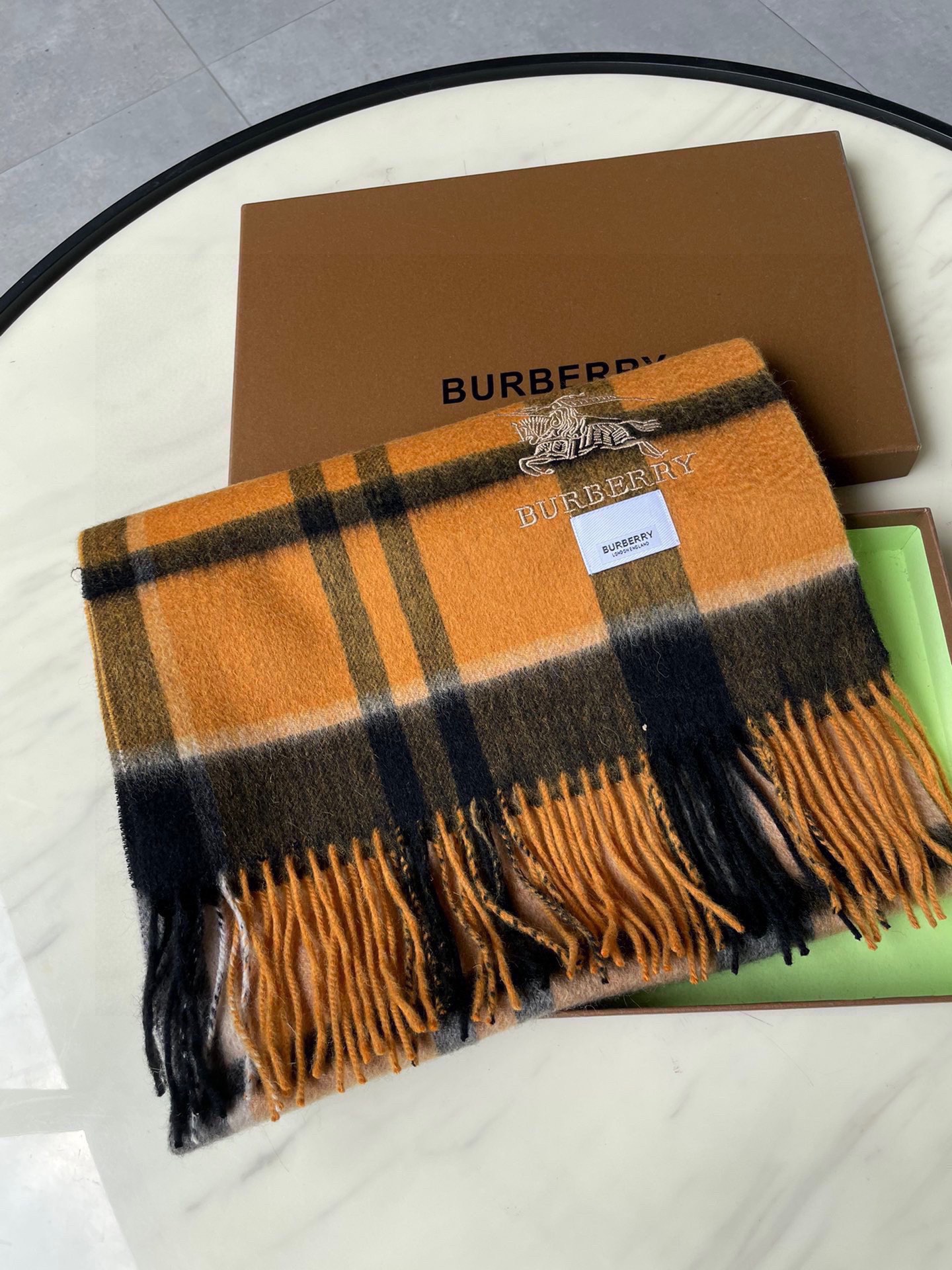 NO:170697,Cow goods, Burberry men's (checked war horse embroidery) scarf, style charm, classic, large-scale material uses customer-supplied lamb velvet, delicate and soft, very beautiful. The upper body effect is invincible, beautiful, elegant and simple, super beautiful color scheme, style that any man and woman will like, the small logo is very exquisitely embellished, with texture but not ostentatious~ The tail is a little bit more benefit everyone~ The specifications are 35*180cm, with formal wear or casual wear, it is perfect for folding or circle, gentlemanly and stylish~ with warm demeanor, high-end scarf, burberry19860909牛货,巴宝莉男士女士（格纹战马刺绣）围巾,款式魅力,是经典大方面料采用的是客供的羔绒,细腻柔软度都非常的好,非常漂亮.上身效果无敌好看大气简约,超级好看的配色,任何男女都会喜欢的款吧,小小Logo非常精致的点缀,有质感不张扬~尾单余一丢丢福利大家~规格35*180cm搭配正装或者搭配休闲装都很合适~对折挂围或者绕圈围都完全可以,绅士有型~有温度的风度,高版本围巾,burberry,scarf