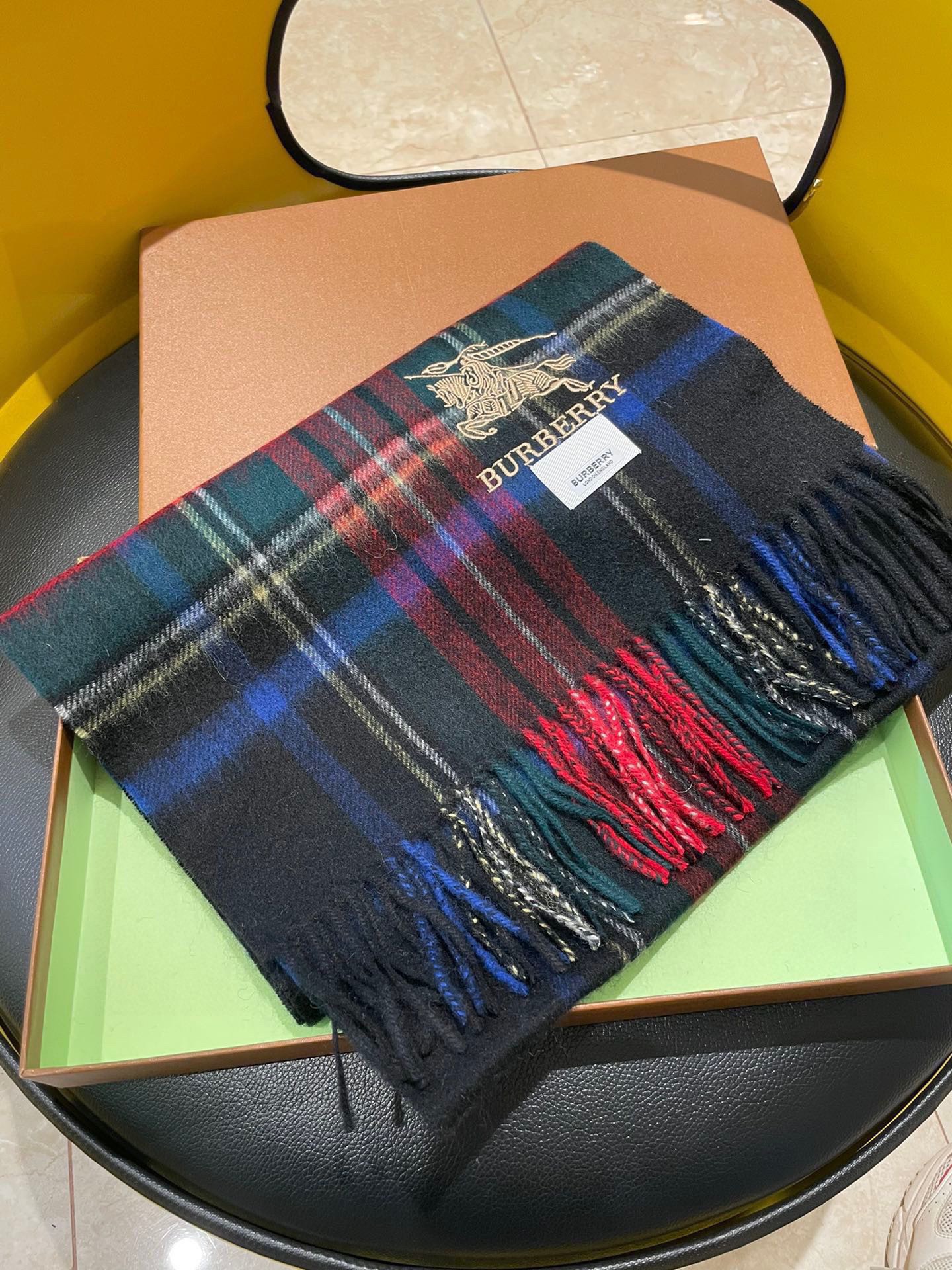 NO:170713,Burberry square plaid latest style, top lamb wool material is very warm, soft and skin-friendly, without tugging, classic Burberry plaid design, universal couple model size 32*192cm neutral style, men and women choose their own color they like, everyone should have a high-version scarf, burberry19860909巴宝莉方格子最新款 顶极羔羊毛材质非常保暖 柔软亲肤,不扎脖经典巴宝莉格纹设计男女通用情侣款尺寸32*192cm中性款男女各自选择自己中意的颜色人人都应该拥有一条,高版本围巾,burberry,scarf