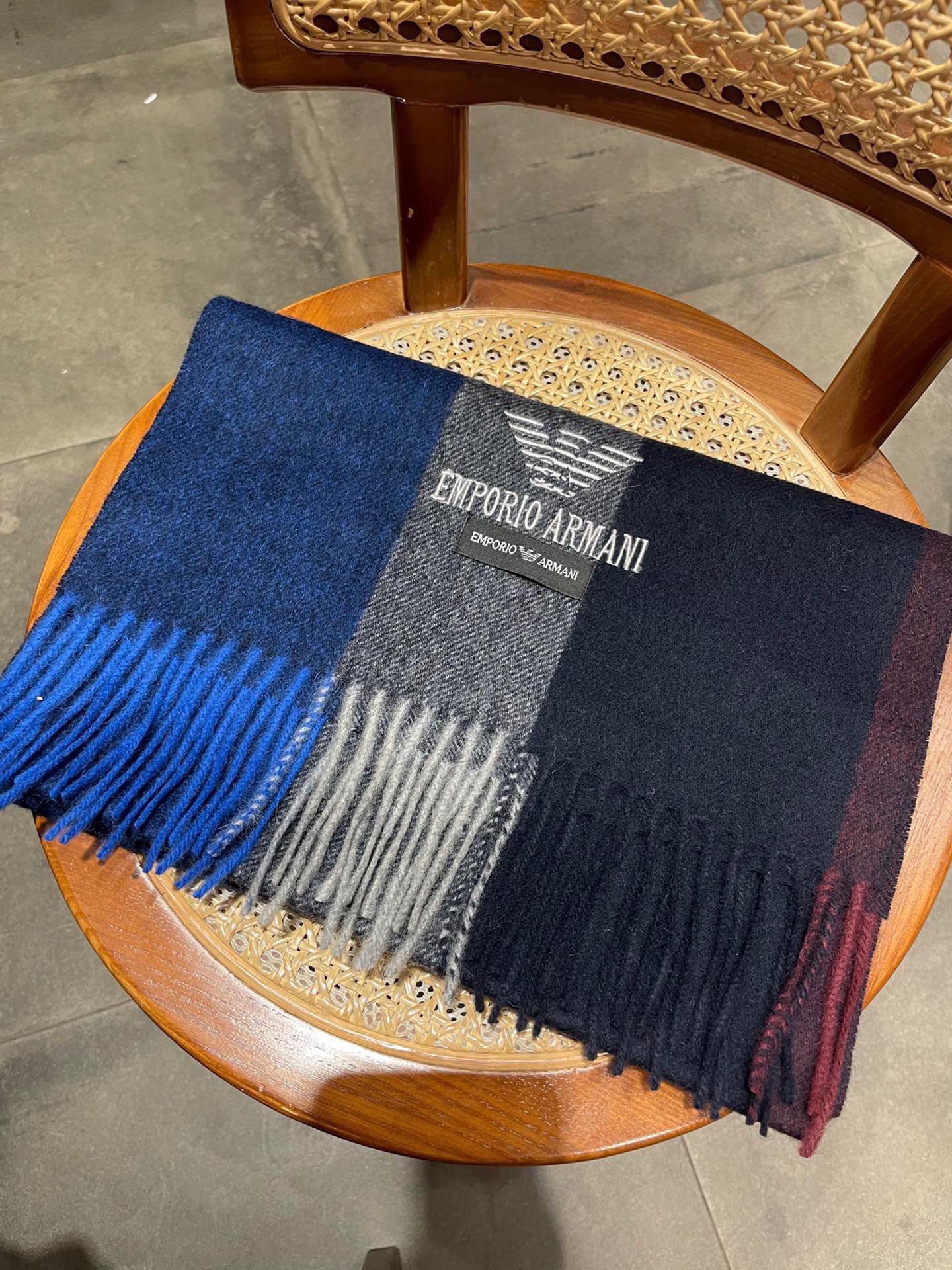 NO:171647,.Amani's latest men's lamb-wool scarf on overseas counters~Shockedly, domestic counters have not been put on the shelves. They are very good from style to fabrics, classic striped patterns, rare cashmere scarf for men and women. If you like it, start quickly (⊙o⊙) Specifications 30*180cm, high-version scarf, armani19860909.阿玛尼海外专柜最新男士羊羔毛围巾～惊爆上架国内专柜都没上架,从款式到面料都很赞,经典的条纹图案,难得少见的羊绒男女士围巾,喜欢就速度下手(⊙o⊙)哦规格30*180cm,高版本围巾,armani,scarf