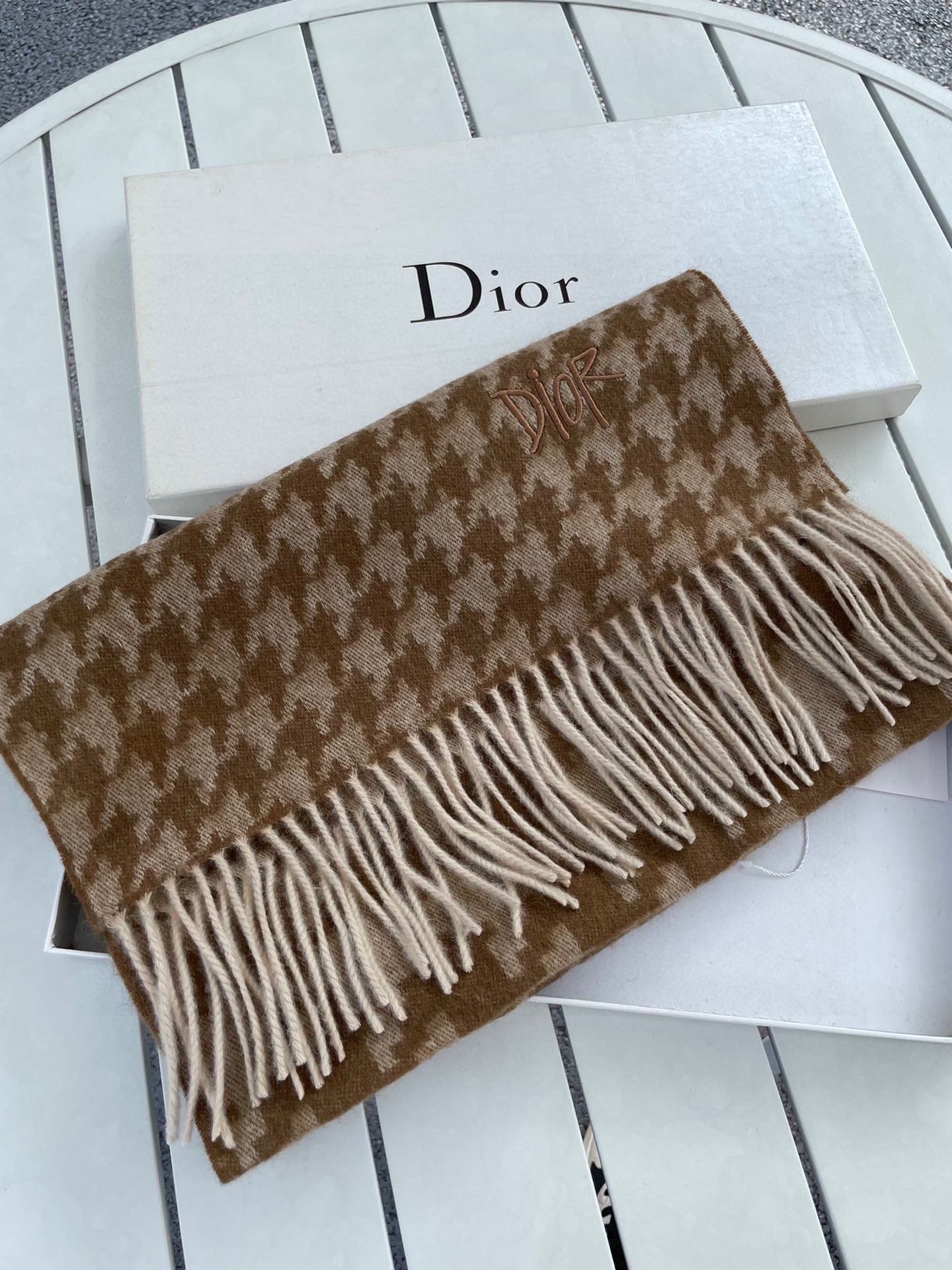 NO:171663,Dior's hit products are quietly launched on the shelves of classic houndstooth graphics. They still look good and classic when paired with clothes. They are easy to wear and match, and one can fit all over your entire wardrobe!  !  It looks good no matter how you match it!  The lamb velvet material is softer and more delicate, with a very nice touch, and the fluffy texture is as soft as cotton candy. This time, the four sides are still hand-twisted, and the hand-made one is ingenious. This time the size is also very friendly, 180cm*32cm, just the right width, and the upper body is not bloated at all. The scarf is OK, comfortable and convenient, and can be controlled in any style. It looks young and looks small. Some scarves can be bought less, but this must be bought!  !  , high-version scarf, dior19860909迪奥爆款悄悄上架经典的千鸟格图形,搭配衣服依然觉得好看经典,各种好戴好搭,一条能搭遍你的整个衣柜！！怎么搭都好看！羔绒材质.柔软更细腻,触感非常赞,蓬松的质感,像棉花糖一样酥软,这次四边还是手工的捻穗,一点点全手工都是匠心,这次的尺寸也非常友好,180cm*32cm,恰到好处的宽度,上身也完全不臃肿,围巾小披都ok,舒适方便,什么风格都可以驾驭.显年轻,也显脸小.有些围巾可以少买,但是这条必买！！,高版本围巾,dior,scarf