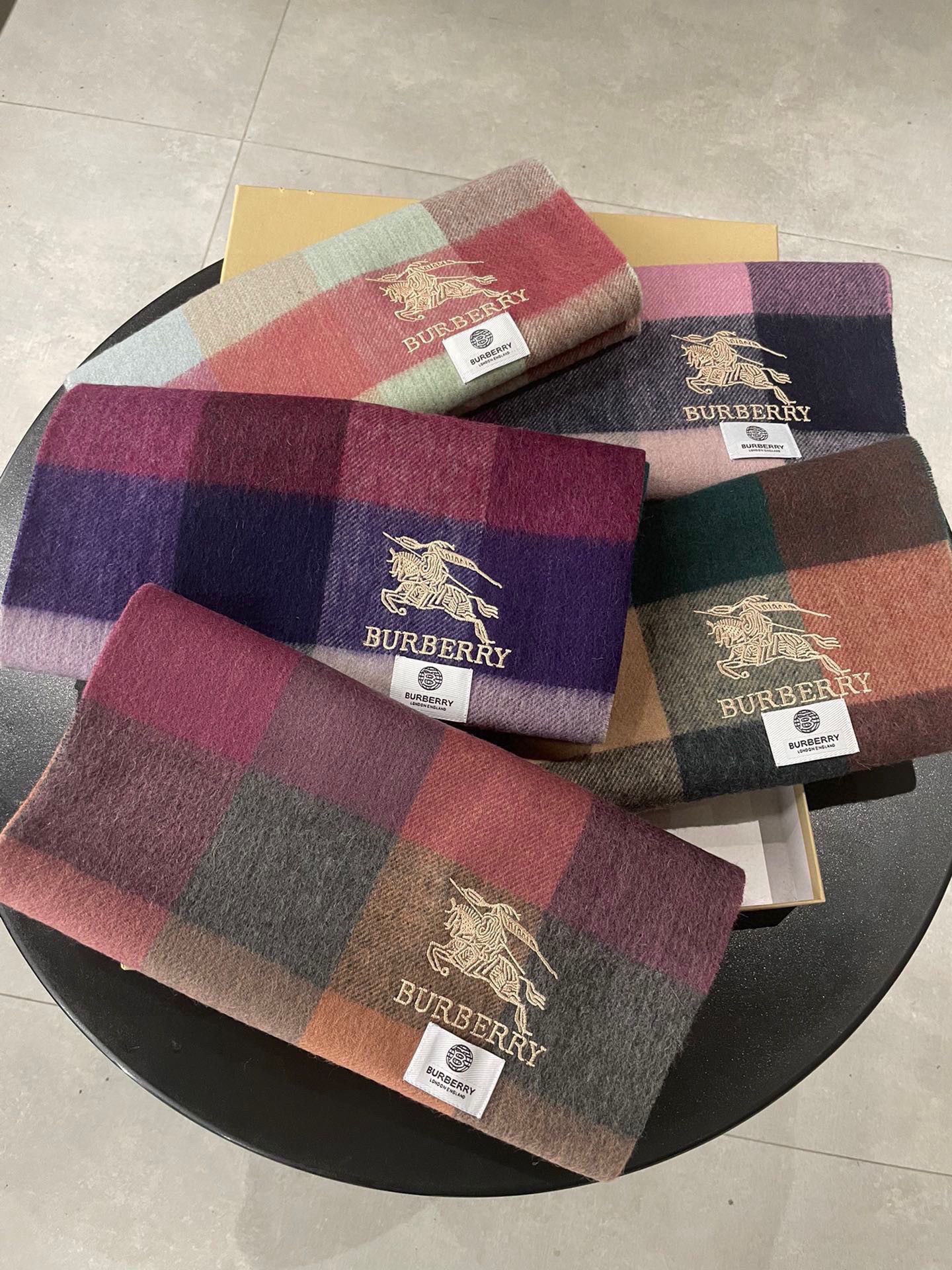 NO:172160,Burberry plaid latest style, top lamb velvet material is very warm, soft and skin-friendly, without tying the neck, classic Burberry plaid design, universal couple model size 32*192cm neutral style, men and women choose their own color they like, everyone should have a high-version scarf, burberry19860909巴宝莉格子最新款 顶级羊羔绒材质非常保暖 柔软亲肤,不扎脖经典巴宝莉格纹设计男女通用情侣款尺寸32*192cm中性款男女各自选择自己中意的颜色人人都应该拥有一条,高版本围巾,burberry,scarf