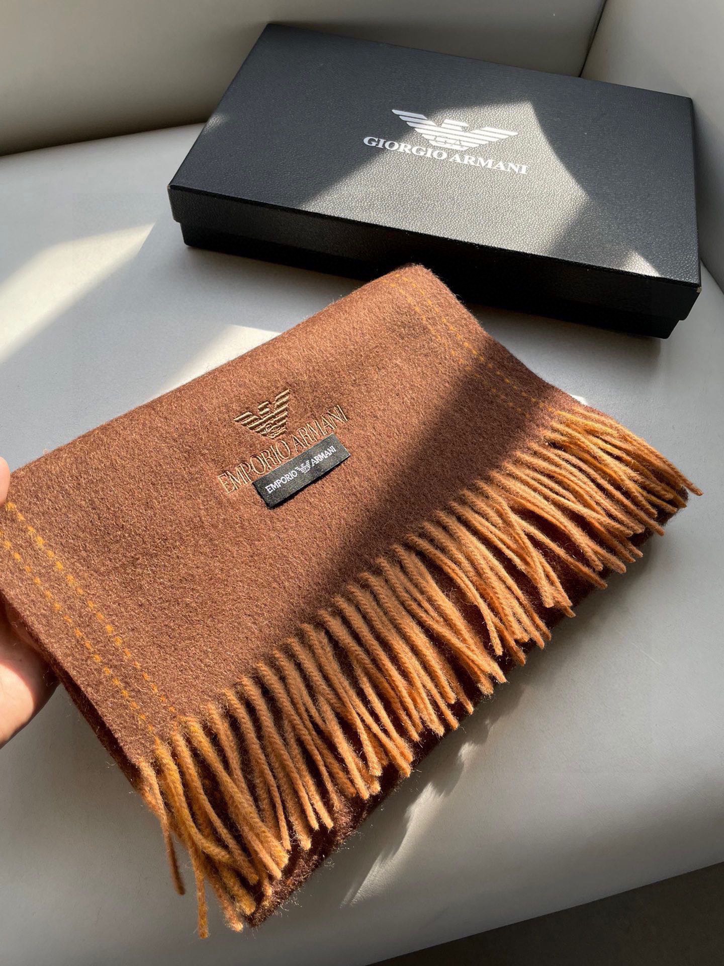 NO:172178,Armani striped double-sided scarf is quietly put on the shelf and still feels good and classic. A must-have for men, one that can fit all over your entire wardrobe!  !  It looks good no matter how you match it!  The lamb velvet material is softer and more delicate, with a very nice touch, and the fluffy texture is as soft as cotton candy. This time, the four sides are still hand-twisted, and the hand-made one is ingenious. This time the size is also very friendly, 180cm*32cm, just the right width, and the upper body is not bloated at all. The scarf is OK, comfortable and convenient, and can be controlled in any style. It looks young and looks small. Some scarves can be bought less, but this must be bought!  !  , Higher version scarf, Armani19860909阿玛尼条纹双面爆款围巾悄悄上架搭配衣服依然觉得好看经典,男士必备款,一条能搭遍你的整个衣柜！！怎么搭都好看！羔绒材质.柔软更细腻,触感非常赞,蓬松的质感,像棉花糖一样酥软,这次四边还是手工的捻穗,一点点全手工都是匠心,这次的尺寸也非常友好,180cm*32cm,恰到好处的宽度,上身也完全不臃肿,围巾小披都ok,舒适方便,什么风格都可以驾驭.显年轻,也显脸小.有些围巾可以少买,但是这条必买！！,高版本围巾,armani,scarf