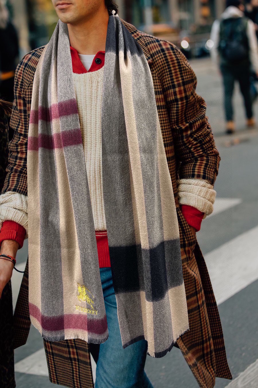 NO:172275,Burberry's overseas counter latest men's couple's lamb-wool scarf~Shockedly, domestic counters have not been put on the shelves. They are very good from style to fabrics, classic striped patterns, rare cashmere men's and women's scarfs. If you like it, start quickly (⊙o⊙) Specifications 30*180cm, high-version scarf, burberry19860909巴宝莉海外专柜最新男士女士情侣羊羔毛围巾～惊爆上架国内专柜都没上架,从款式到面料都很赞,经典的条纹图案,难得少见的羊绒男女士围巾,喜欢就速度下手(⊙o⊙)哦规格30*180cm,高版本围巾,burberry,scarf