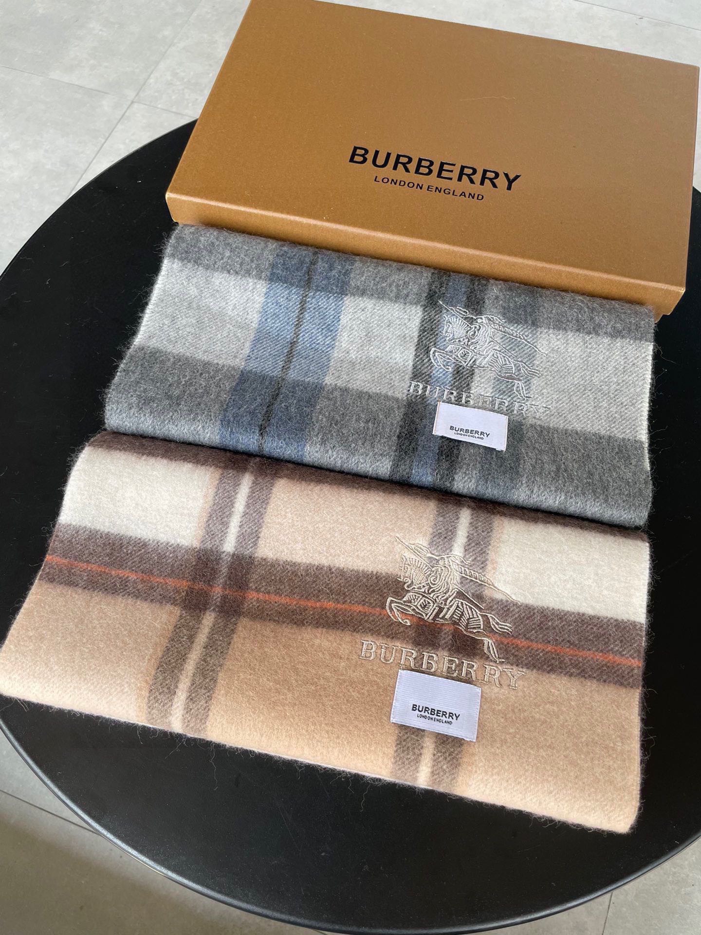 NO:172293,Burberry Bur cashmere plaid is so beautiful that it looks crazy, it's so stylish and charming!  !  !  Very gentle and fashionable autumn and winter items!  I really like it, very Classical men's design. There are few things for men and exquisite things!  !  Cashmere, the feel is really amazing!  !  Both positive and negative use, the upper body effect is really good no matter how you surround it!  !  This style is really bought with your eyes closed, and it is easy to control at any age!  , high-version scarf, burberry, burberry, christian louboutin19860909巴宝莉Bur羊绒格子好看的要疯掉了,太有型太有魅力了！！！非常斯文时尚的秋冬单品！真的很喜欢,非常Classical的男款设计.男人的东西少而精！！羊绒,手感真的绝了！！正反两用,上身效果真的随便怎么围都好看！！这种款式真的闭着眼买,任何年龄层都轻松驾驭！,高版本围巾,burberry,burberry,christian louboutin,scarf