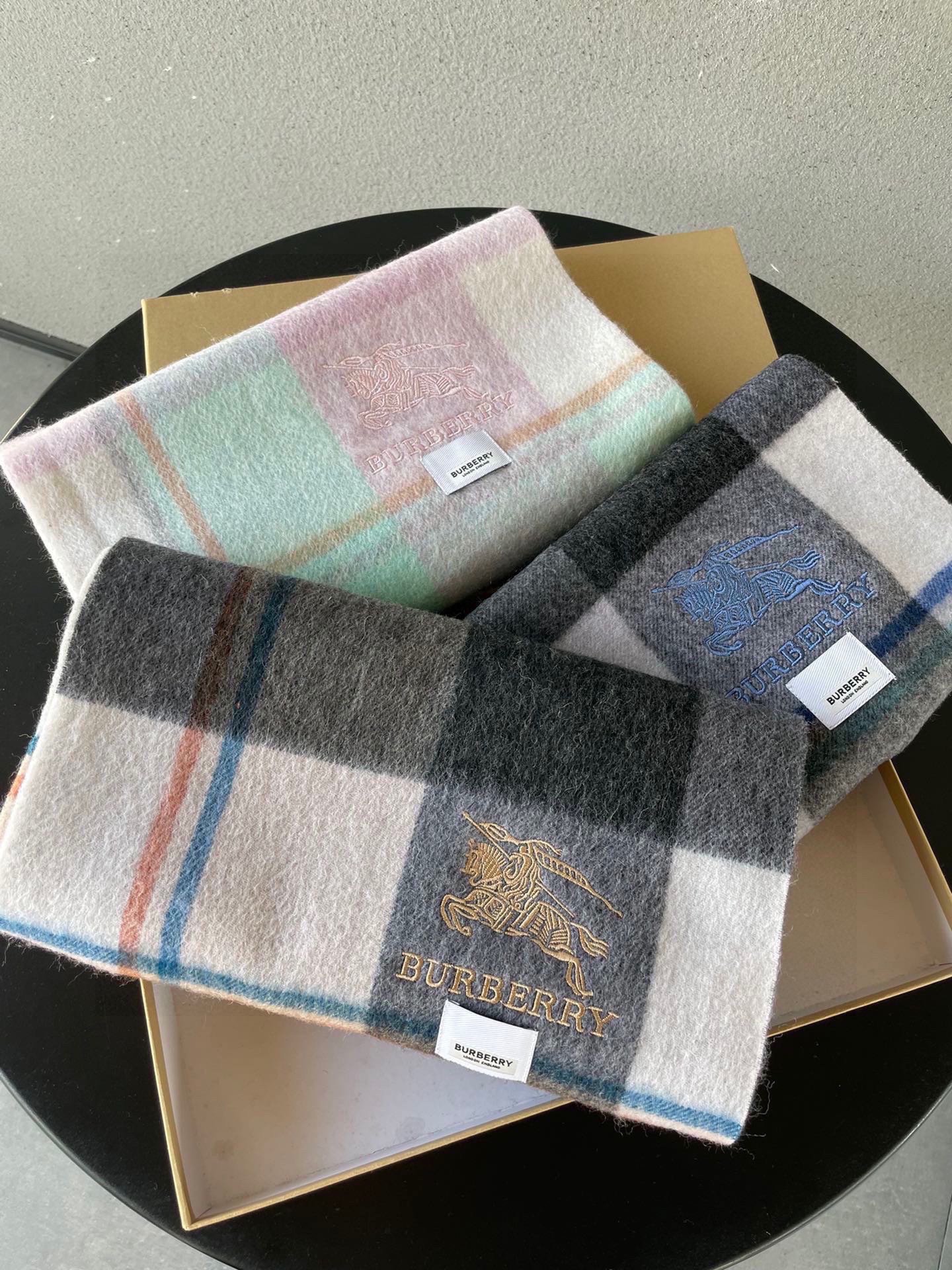 NO:172302,Burberry Bur the same cashmere plaid for men and women is so beautiful that it looks crazy. It's so stylish and charming!  !  !  Very gentle and fashionable autumn and winter items!  I really like it, very Classical K style design. Cashmere, the feel is really amazing!  !  Both positive and negative use, the upper body effect is really good no matter how you surround it!  !  This style is really bought with your eyes closed, and it is easy to control at any age!  , high-version scarf, burberry, burberry, christian louboutin19860909巴宝莉Bur男女同款羊绒格子好看的要疯掉了,太有型太有魅力了！！！非常斯文时尚的秋冬单品！真的很喜欢,非常Classical的k款式设计.羊绒,手感真的绝了！！正反两用,上身效果真的随便怎么围都好看！！这种款式真的闭着眼买,任何年龄层都轻松驾驭！,高版本围巾,burberry,burberry,christian louboutin,scarf