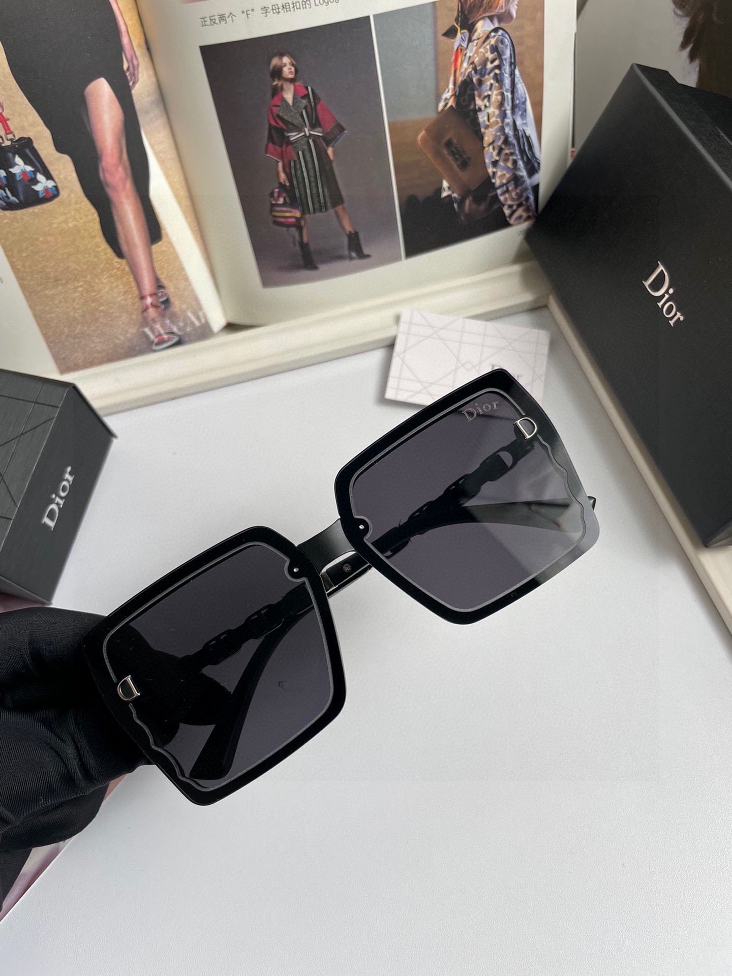 新款迪奥Dior女士偏光太阳镜高清偏光镜片D字无框偏光墨镜达人街拍示范搭配时尚潮流.5117