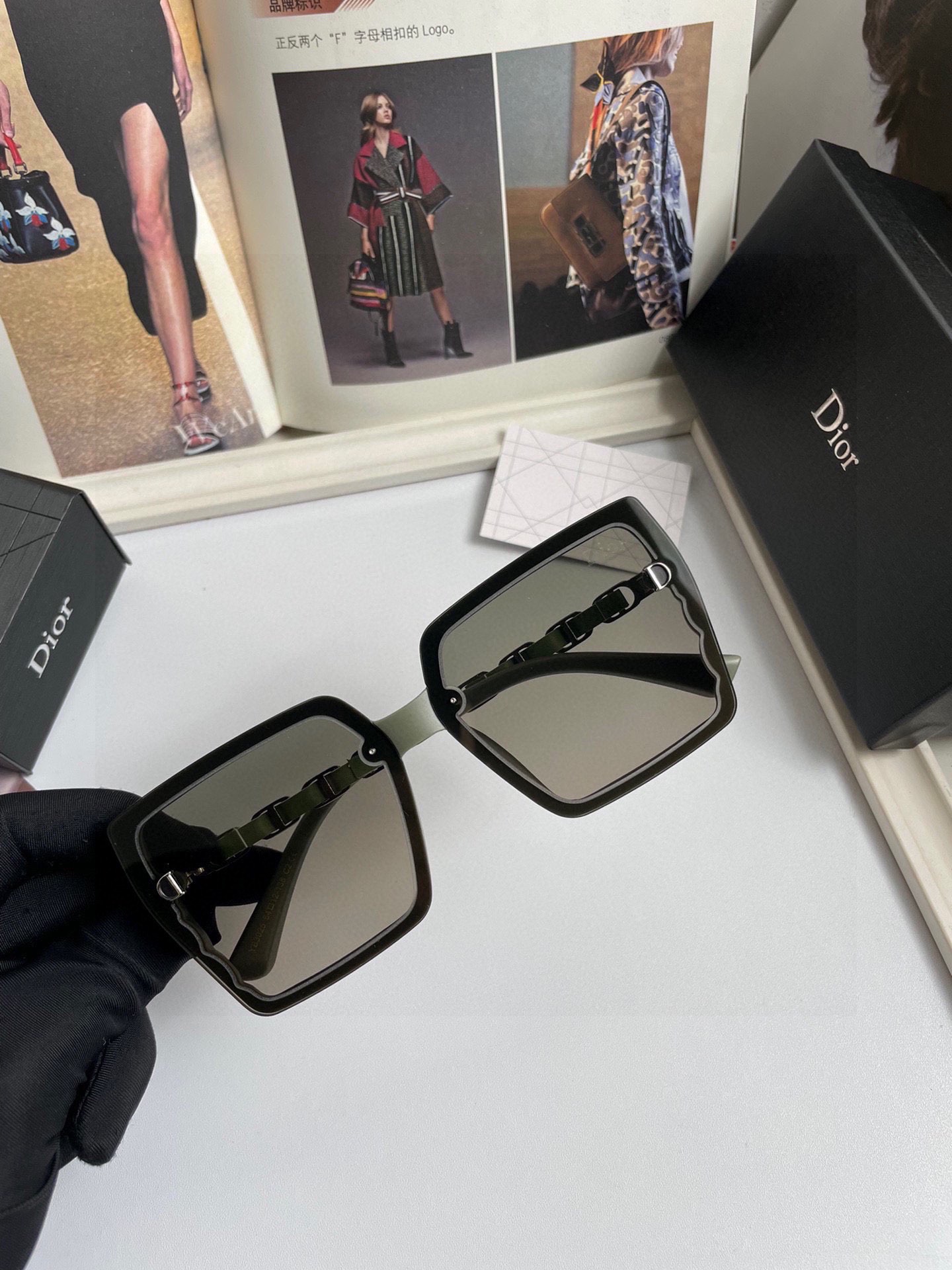 新款迪奥Dior女士偏光太阳镜高清偏光镜片D字无框偏光墨镜达人街拍示范搭配时尚潮流.5117