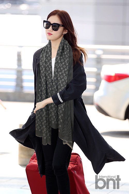 NO:180330,LV Louis Vuitton's top-quality hard goods are excellent [Tear] The best quality of the counter can be pk, classic and substantial. Monogram is one that everyone has seen. But you may not have seen a top-end woman's wardrobe that must not be missing, but you must not use cheap goods on the market to criticize yourself. Since you choose a donkey brand, you must choose something with soul, seductive high-density font is extremely clear, luxurious and textured 90*200cm 70 cashmere 30 silk, tassel trim and Louis Vuitton logo weaving perfect details. High-version scarf, high-version scarf, louis vuitton, louis vuitton, louis vuitton, louis vuitton, real silk19860909LV路易威登极品硬货品质极好极好的[流泪]可以pk专柜的最极品的品质经典大幅 Monogram 是个人都见过的一款 可是你未必见过最高端的女人的衣柜里面绝对不能少的一件单品,但是你千万别拿市场上廉价的货色来磕碜自己既然选择驴牌,你就一定选择有灵魂的东西精工高密度字体无比清晰 奢华有质感90*200cm 70羊绒30真丝 流苏饰边和路易威登标识织纹完善细节.高版本围巾,高版本围巾,louis vuitton,louis vuitton,louis vuitton,real silk,scarf