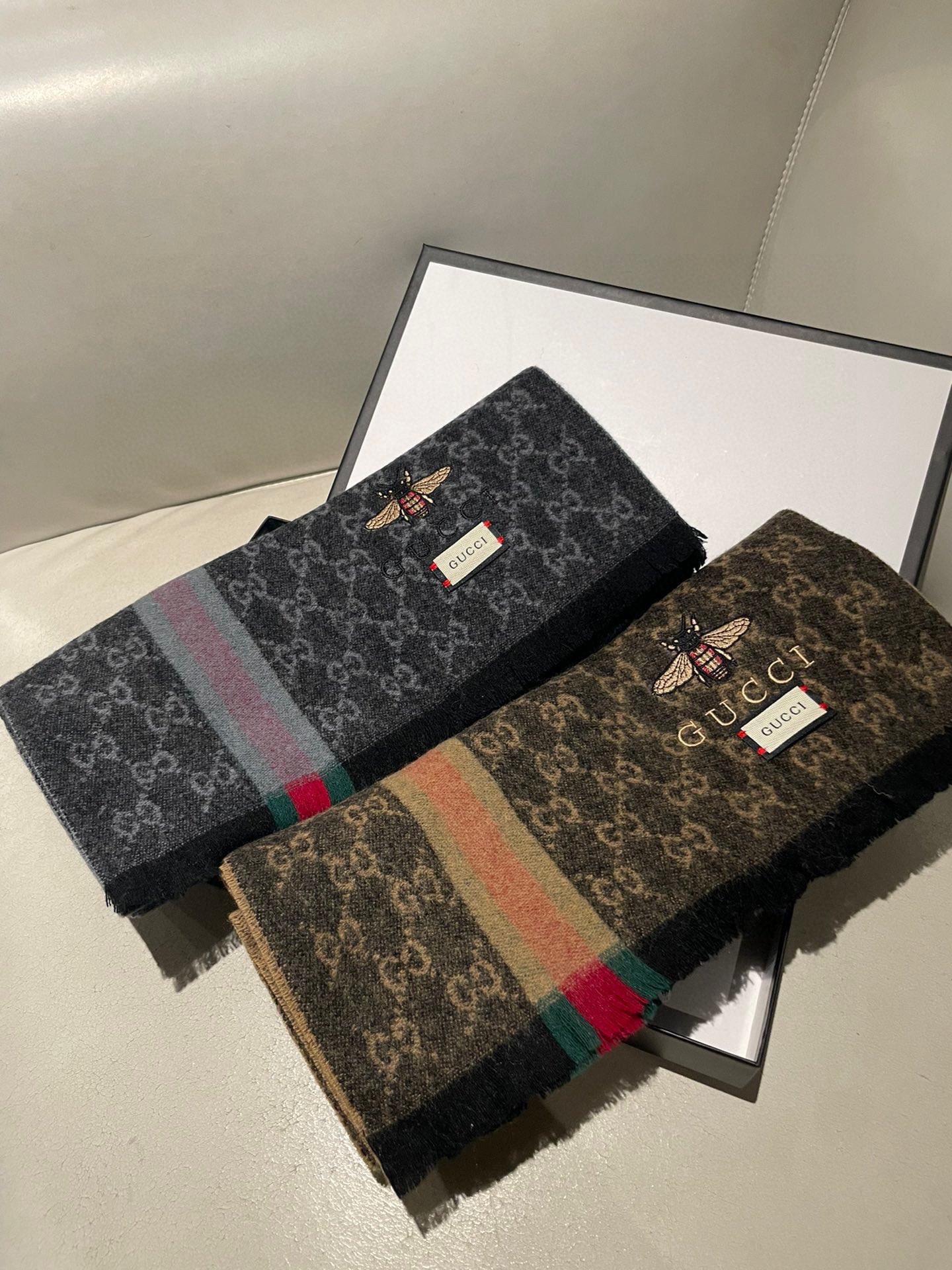 NO:181294,Gucci Gucci counter latest selection of original high-altitude cashmere to create the most beautiful winter this autumn. The color-blocked striped design is the most popular little bee element. When it comes to the whole body is stable and atmospheric. It can be used as a couple style. It is very suitable for both women and men. The top velvet sheep material is extremely delicate, smooth and skin-friendly. The specifications are not tying. 32×180 high-version scarf, high-version scarf, gucci19860909古奇Gucci专柜最新款精选原高山羊绒打造今年秋最冬美的 拼色的纹条设计搭配下时最流行的小蜜蜂元素时百尚搭围巾整沉体稳大气可当以作情侣款实用哦无论女男都非常合适顶级绒羊材质手极感其细腻柔滑亲肤扎不脖规格 32×180高版本围巾,高版本围巾,gucci,scarf