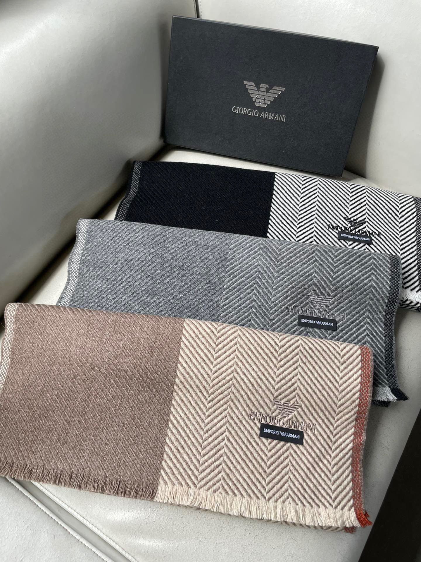 NO:182564,New men's herringbone Arman shawls are available and buy and cherish them~~There are really few men's models, and only a few are sold in a year, and they are all export orders, so it is difficult to encounter. Men's things are small and exquisite, and good-looking men's models must be collected!  This men's scarf has a very masculine style. It is a classic and large-scale material. It uses lamb wool supplied by customers. It is delicate and soft, and is very beautiful. The upper body effect is invincible, beautiful, elegant and simple, super beautiful male god color, any boy will like it. The small logo is very exquisitely decorated, with texture but not ostentatious~ The tail is a little bit more benefit everyone~ The specifications are 50*200cm, with formal wear or casual wear, it is perfect for folding or circle, gentlemanly and stylish, with warm and elegant high-version scarf, high-version scarf, armani, armani, shawls19860909上新男款人字纹阿玛尼（Arman）披肩且买且珍惜~~男款真的很少,一年也就出几款,都是出口订单所以比较难遇.男人的东西讲究少而精,好看的男款一定要收！这款男士围巾,款式很有男性魅力,是经典大方面料采用的是客供的羔羊毛,细腻柔软度都非常的好,非常漂亮.上身效果无敌好看大气简约,超级好看的男神配色,任何男生都会喜欢的款吧,小小Logo非常精致的点缀,有质感不张扬~尾单余一丢丢福利大家~规格50*200cm搭配正装或者搭配休闲装都很合适~对折挂围或者绕圈围都完全可以,绅士有型~有温度的风度高版本围巾,高版本围巾,armani,armani,shawls,scarf