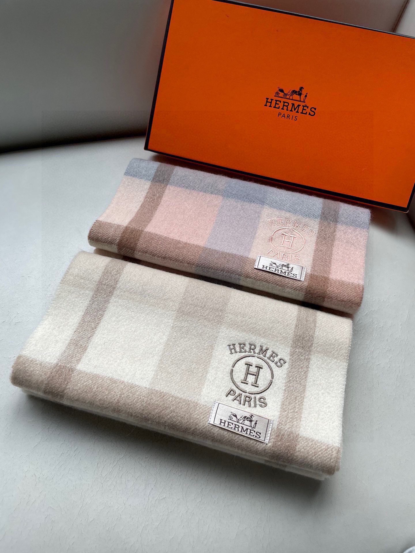 NO:182553,.Hermes · Hermes women's classic plaid splicing heavy recommendations Top-grade cashmere material is very warm, soft and skin-friendly, classic double-sided design without tying the neck, one scarf, two styles for boys and girls, size30*180cm full of love high-end scarf, high-end scarf, hermes, hermes19860909.Hermes · 爱马仕女士经典格子拼接重磅推荐 顶级山羊绒材质非常保暖 柔软亲肤,不扎脖经典双面设计,一条围巾两种风格男孩女孩通用,size30*180cm满满的爱高版本围巾,高版本围巾,hermes,hermes,scarf