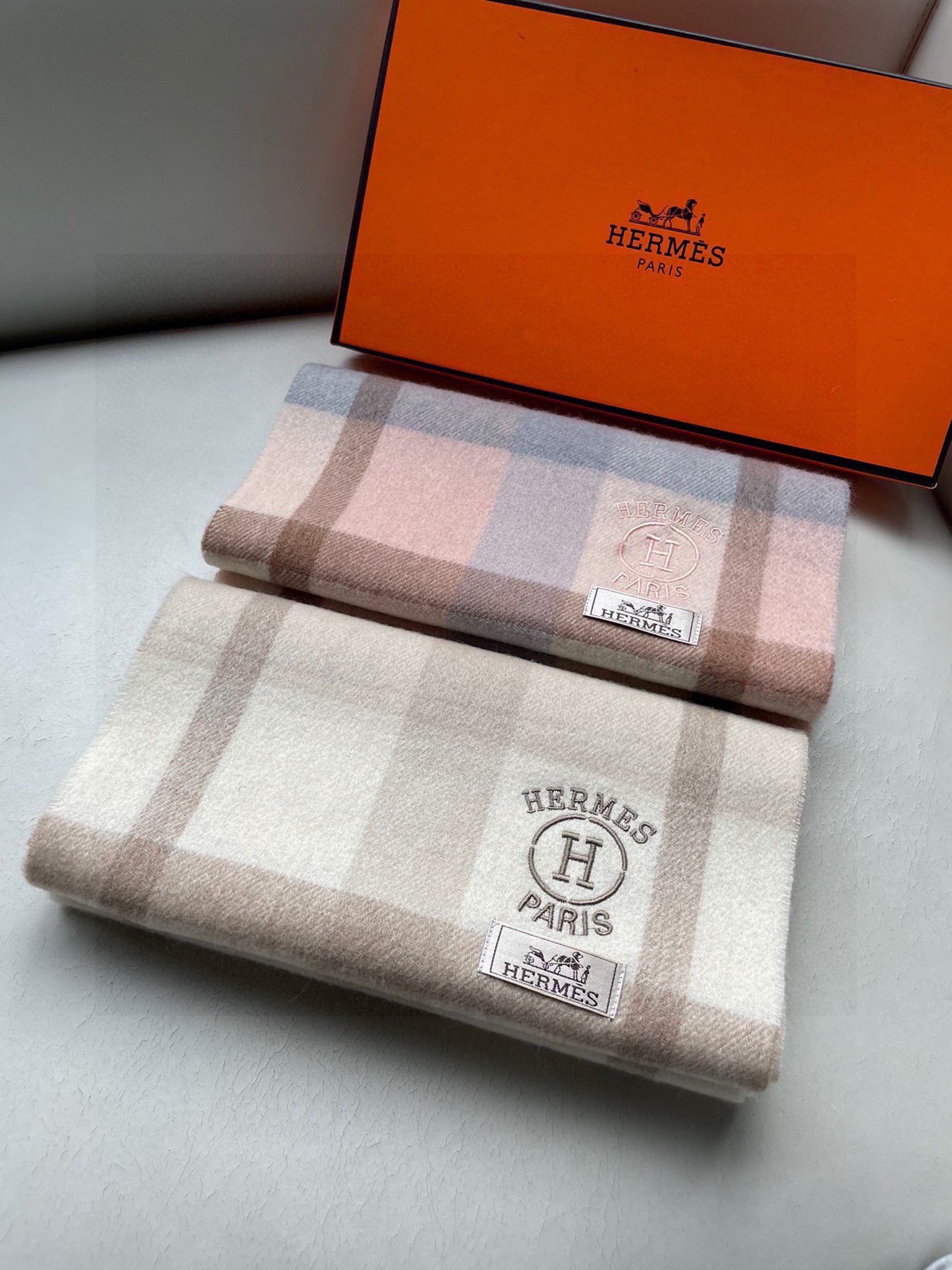 NO:182556,.Hermes · Hermes women's classic plaid splicing heavy recommendations Top-grade cashmere material is very warm, soft and skin-friendly, classic double-sided design without tying the neck, one scarf, two styles for boys and girls, size30*180cm full of love high-end scarf, high-end scarf, hermes, hermes19860909.Hermes · 爱马仕女士经典格子拼接重磅推荐 顶级山羊绒材质非常保暖 柔软亲肤,不扎脖经典双面设计,一条围巾两种风格男孩女孩通用,size30*180cm满满的爱高版本围巾,高版本围巾,hermes,hermes,scarf