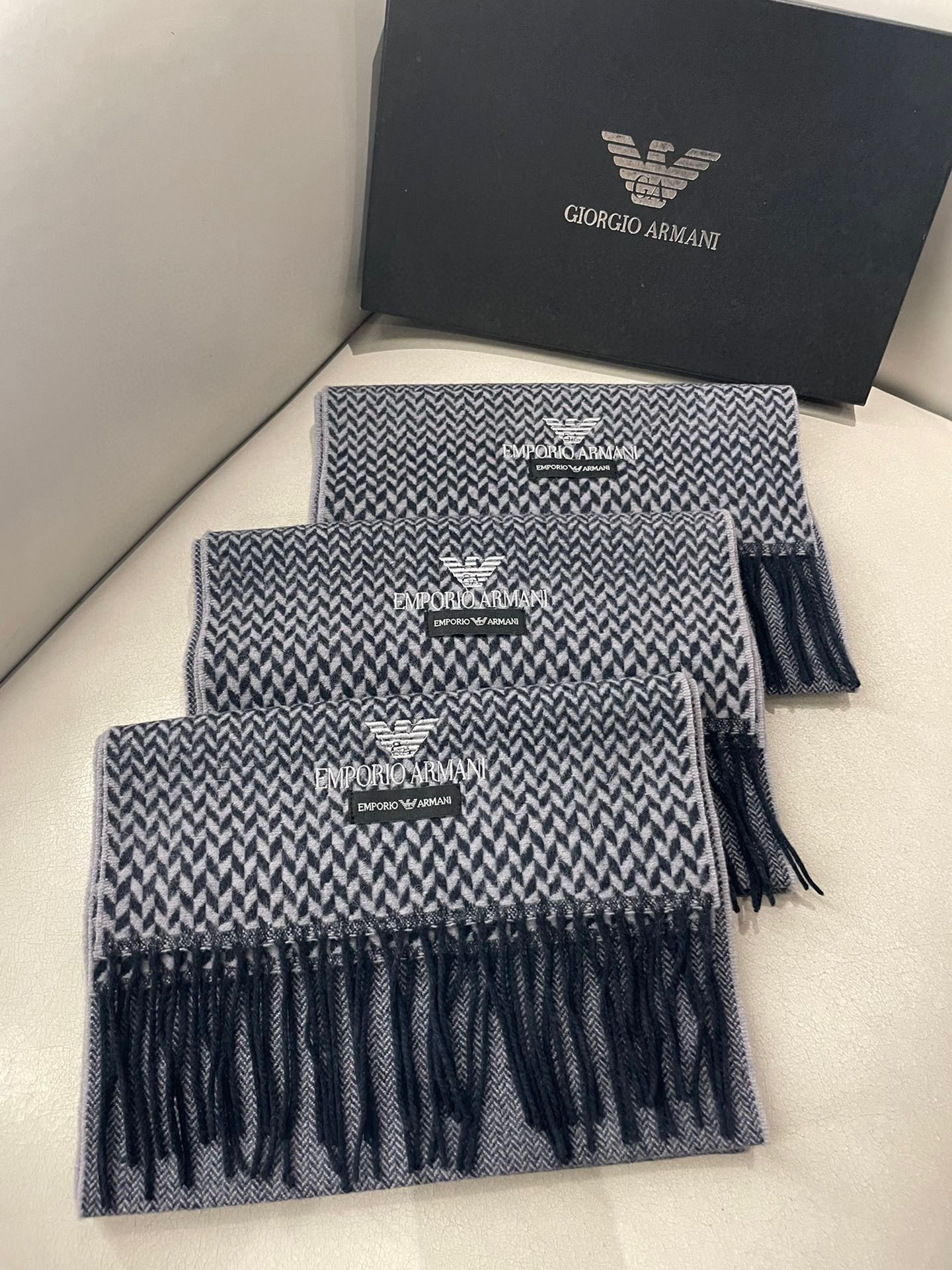 NO:182549,.Amarni men's overseas counter herringbone cashmere scarf~It's surprising that domestic counters have not been put on the shelves. It's very good from the style to the fabric. The classic cashmere splicing pattern, the rare cashmere scarf for men and women. If you like it, start quickly (⊙o⊙) Specifications 30*180cm high-version scarf, high-version scarf, armani19860909.阿玛尼男款海外专柜人字纹羊绒围巾～惊爆上架国内专柜都没上架,从款式到面料都很赞,经典的羊绒拼接图案,难得少见的羊绒男女士围巾,喜欢就速度下手(⊙o⊙)哦规格30*180cm高版本围巾,高版本围巾,armani,scarf