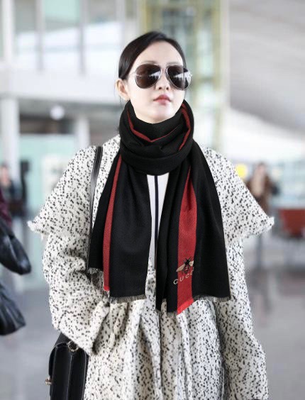 NO:182573,Gucci Bee classic, generous and fashionable, and it looks good whenever you take it out. Beautiful men and beautiful women can use it. Gucci's new shawl with limited classic elements is really super heavy high-end scarf to enhance the fashion power of temperament. In our dressing, it has become the help of the overall shape. This beauty can instantly transform the temperament. The high-density embroidery logo is extremely clear. The fabric is supplied to customers. Size 35*200 high-version scarf, high-version scarf, gucci, shawls19860909古奇Gucci 蜜蜂经典,大方时髦,不过时,随便什么时候拿出来戴都好看.靓男靓女都可以用,Gucci这款限量经典元素的新款披肩真的超重磅高端围巾提升气质的时尚力量,在我们的穿衣打扮当中,成为了整体造型加分的助力这种的美可以让人一瞬间气质脱胎换骨精工高密度刺绣logo无比清晰 面料为客供面料 尺寸35*200高版本围巾,高版本围巾,gucci,shawls,scarf